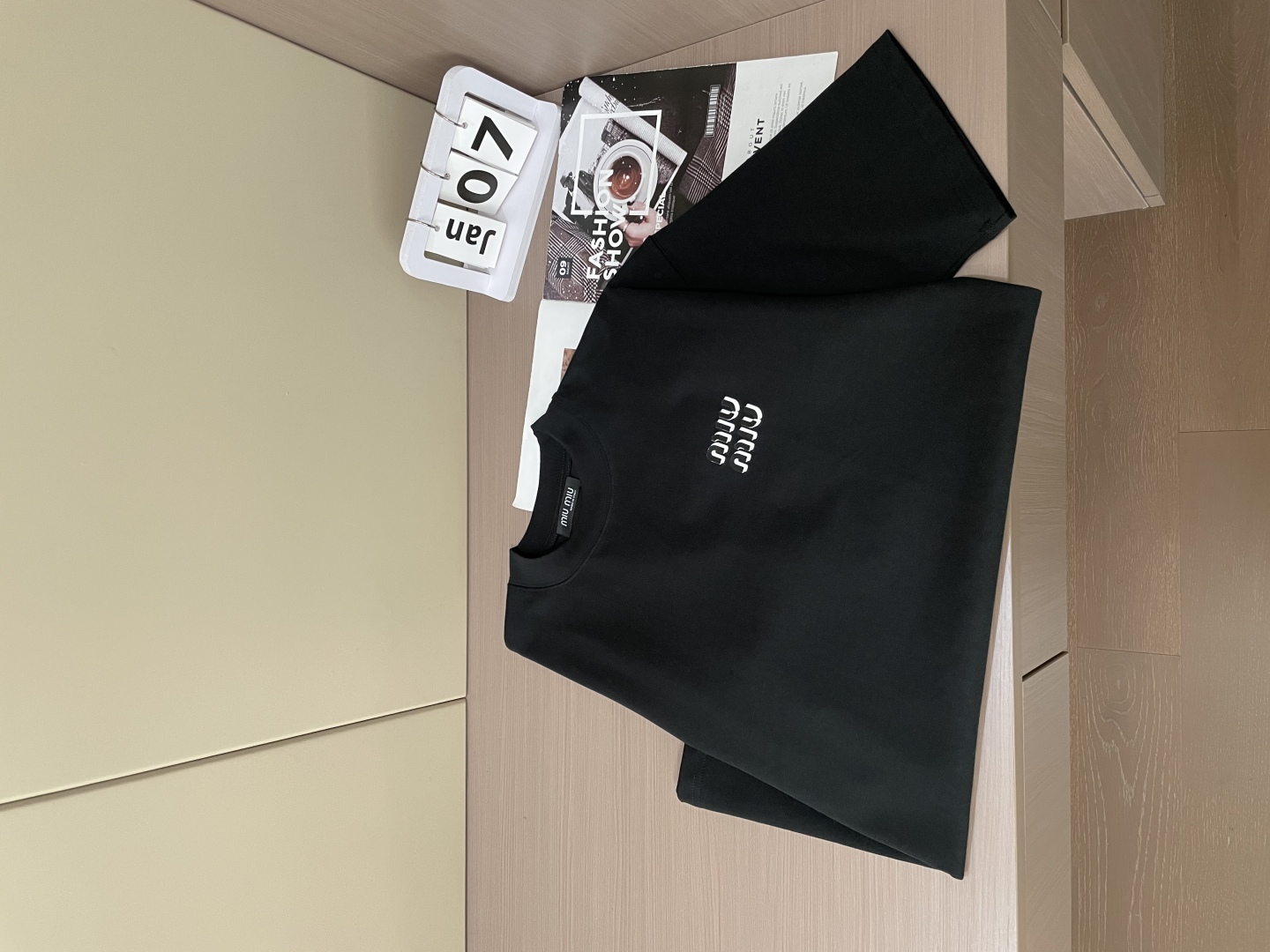
miu miu
2025春夏款/官网同步
面料采用纯棉精梳棉面料，上身版型超正！日常百搭，衣橱必备单品