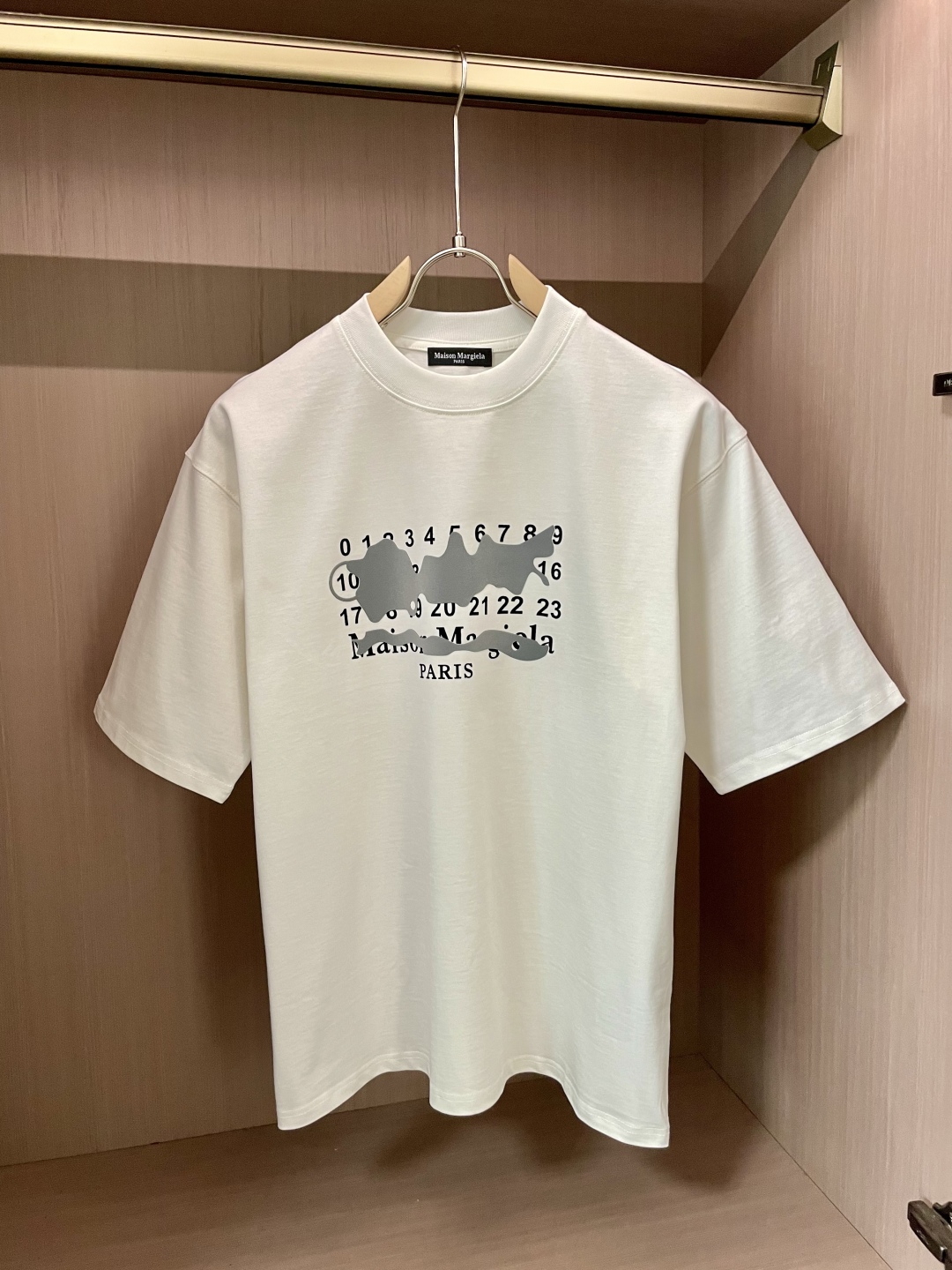 
马吉拉
2025春夏款/官网同步
面料采用纯棉精梳棉面料，上身版型超正！日常百搭，衣橱必备单品！☄️
