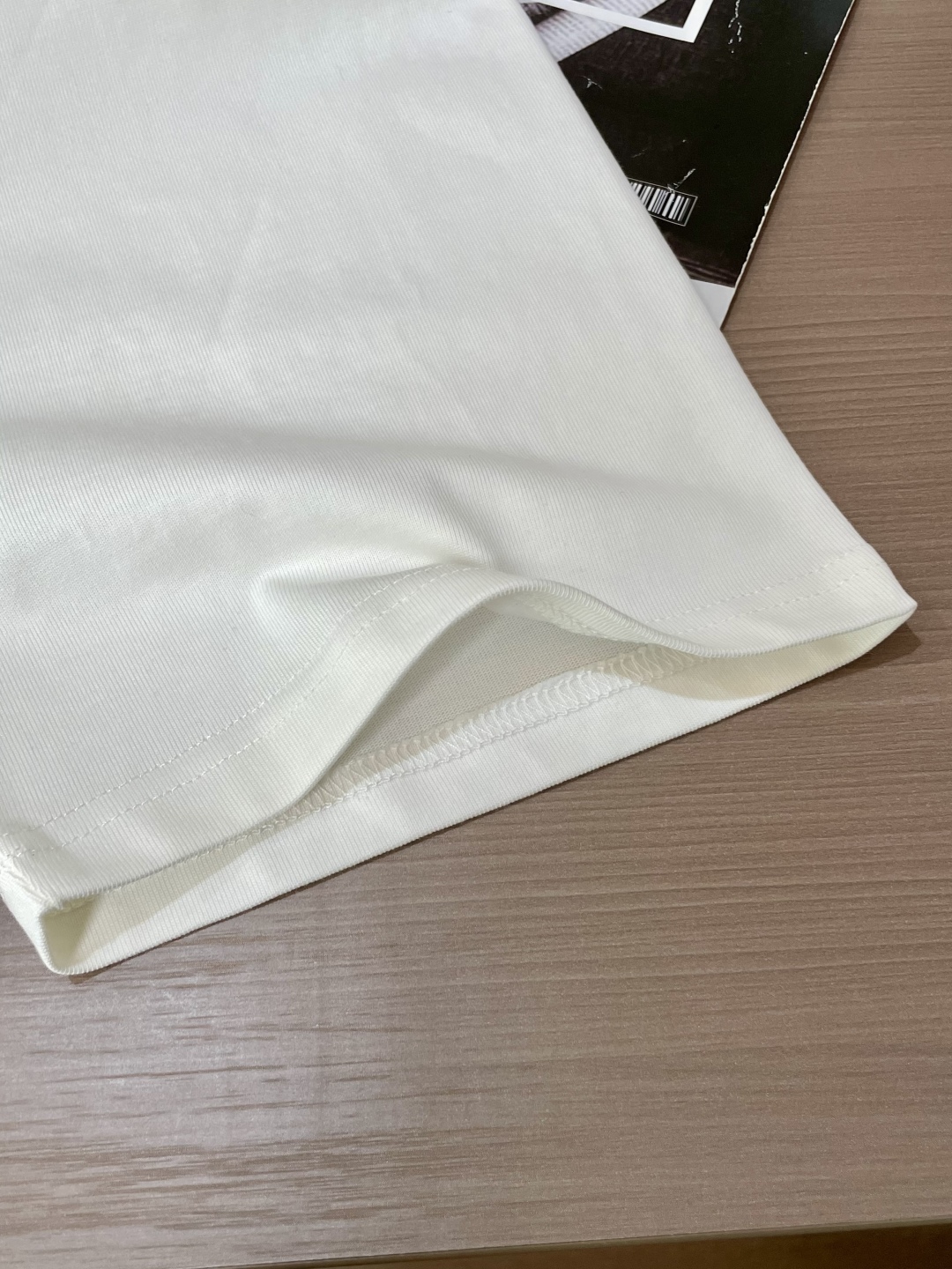 
马吉拉
2025春夏款/官网同步
面料采用纯棉精梳棉面料，上身版型超正！日常百搭，衣橱必备单品！☄️

