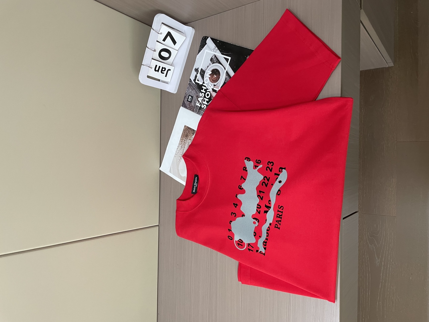 
马吉拉
2025春夏款/官网同步
面料采用纯棉精梳棉面料，上身版型超正！日常百搭，衣橱必备单品！☄️
