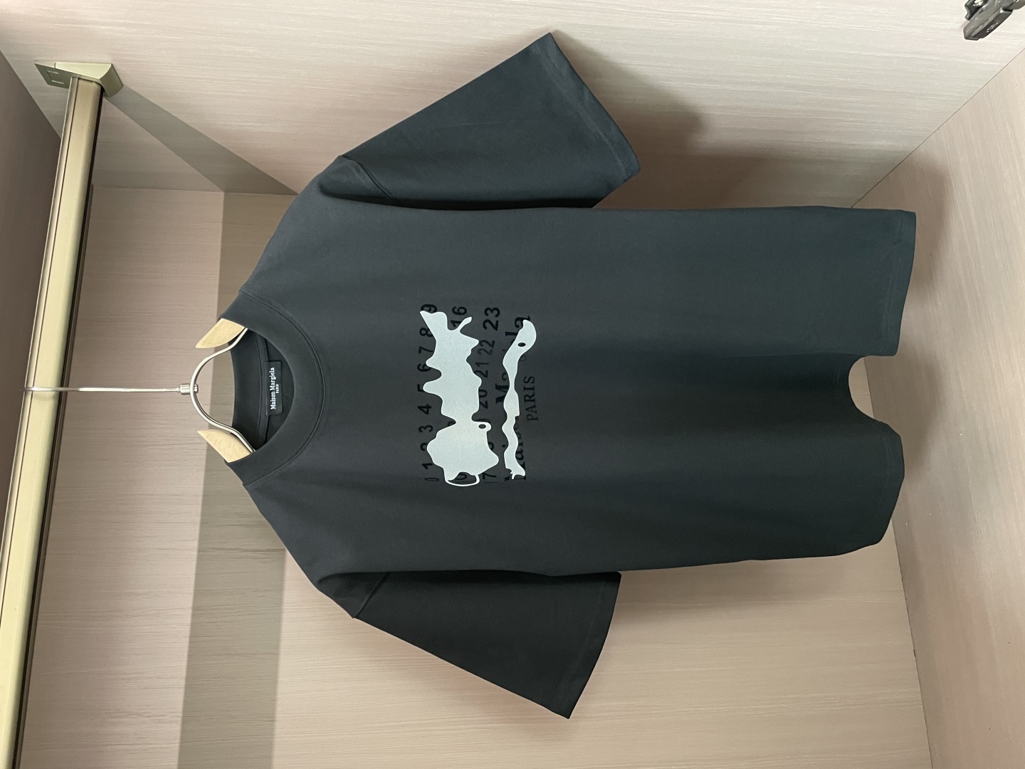 
马吉拉
2025春夏款/官网同步
面料采用纯棉精梳棉面料，上身版型超正！日常百搭，衣橱必备单品！☄️
