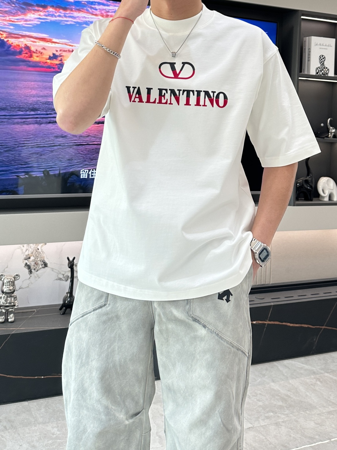 NO:130285,Valentino 2025 spring and summer style/official website synchronization The fabric is made of pure cotton combed cotton fabric, and the upper body style is super positive!  Everyday versatile, a must-have item for wardrobe!  Size M-3XL (large-size), valentino, alexander wang19860909华伦天奴 2025春夏款/官网同步 面料采用纯棉精梳棉面料,上身版型超正！日常百搭,衣橱必备单品！ 尺码 M-3XL（版型偏大）,,valentino,alexander wang,Men's clothing