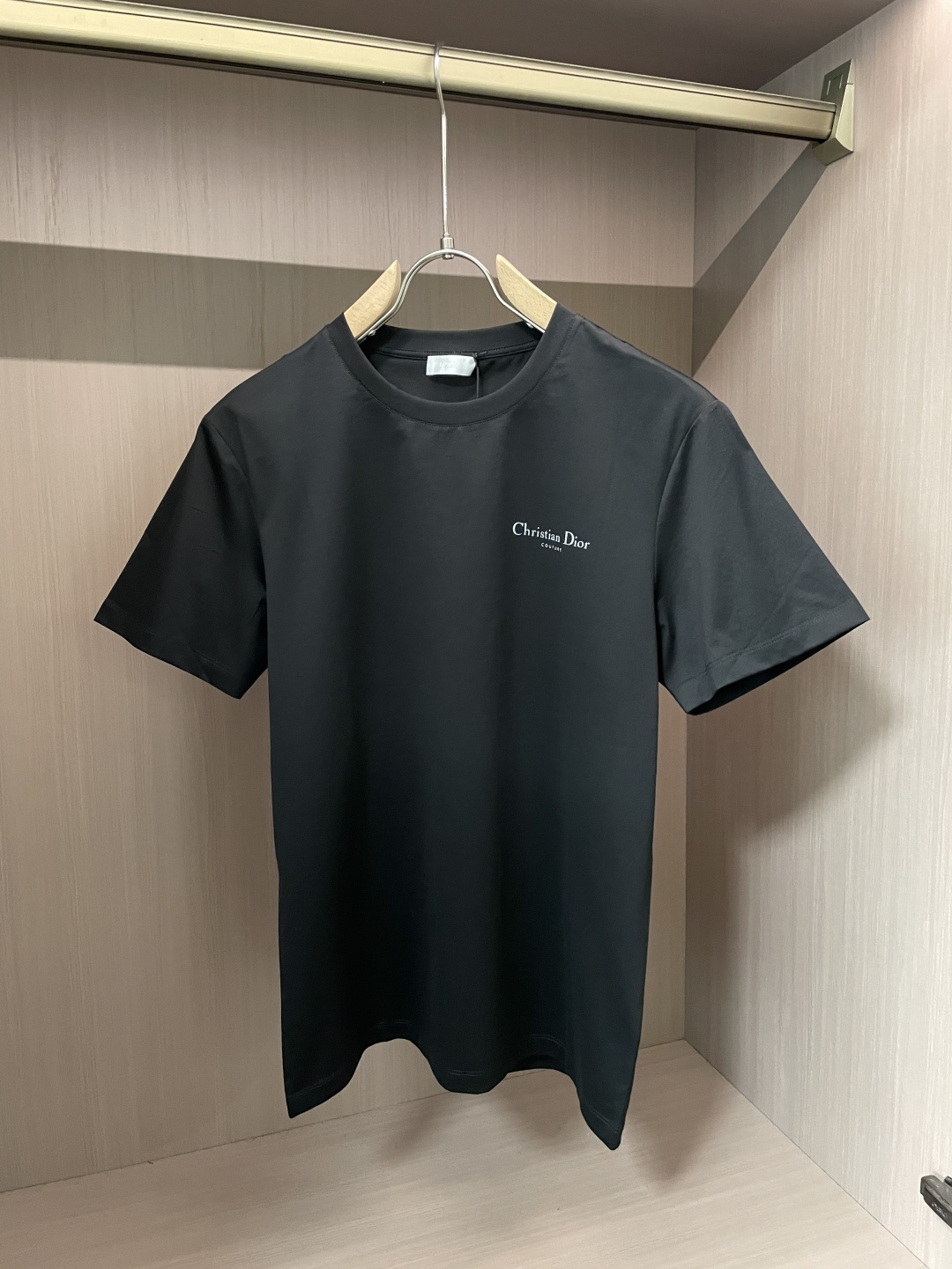 NO:125103,DIOR 2025 Spring and Summer new brand brand letters with missing print short-sleeved T-shirts; counter synchronous fabric, small letter printing on the chest design, larger letter printing on the back, and printing on the printing process is missing print technology, and three standards are complete!  A permanent classic hit product!  Size S-XXXL,dior,T-shirt,tees,t-shirt,alexander wang19860909DIOR 2025春夏新品品牌字母前后幅缺失印花短袖T恤；柜台同步面料,胸前设计小字母印花,后幅大一点的字母印花,印花的工艺是缺失印花工艺,三标齐全！永久的经典爆款产品！ 尺码S-XXXL,,dior,T-shirt,tees，t-shirt,alexander wang,Men's clothing