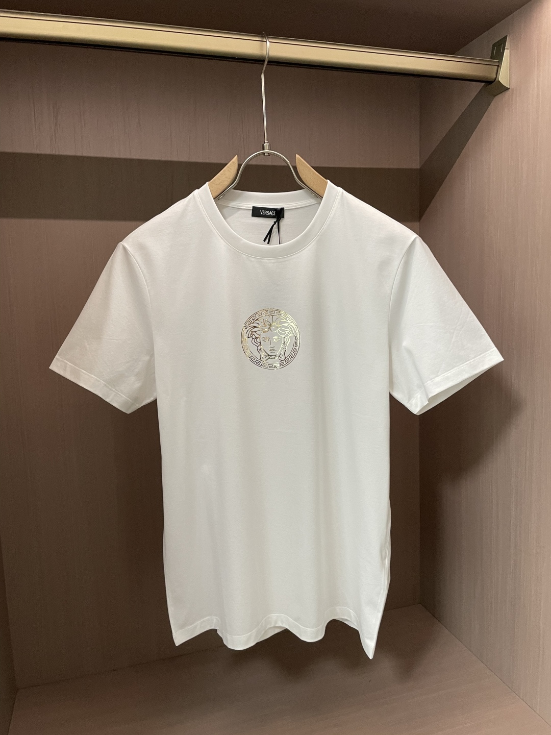 NO:125090,Versace's new spring and summer 2025 medusa gold stamping craft short-sleeved T-shirt, high-end customized 80 double-strand mercerated long-length cotton fabric, comfortable and soft fabric within reach, simple medusa gold stamping craft, luxurious and elegant pattern design, complete three standards!  Gather everyone's strengths to create a more unique and charming single-product hit!  Size S-XXXL, versace, T-shirt,tees, t-shirt,alexander wang19860909Versace 2025春夏新品medusa烫金工艺短袖T恤,高端定制80支双股丝光长绒棉面料,触手可及的舒适柔软面料,简约的medusa烫金工艺,奢华典雅的图案设计,三标齐全！集大家之所长,创造出更加独特魅力的单品爆款！ 尺码S-XXXL,,versace,T-shirt,tees，t-shirt,alexander wang,Men's clothing