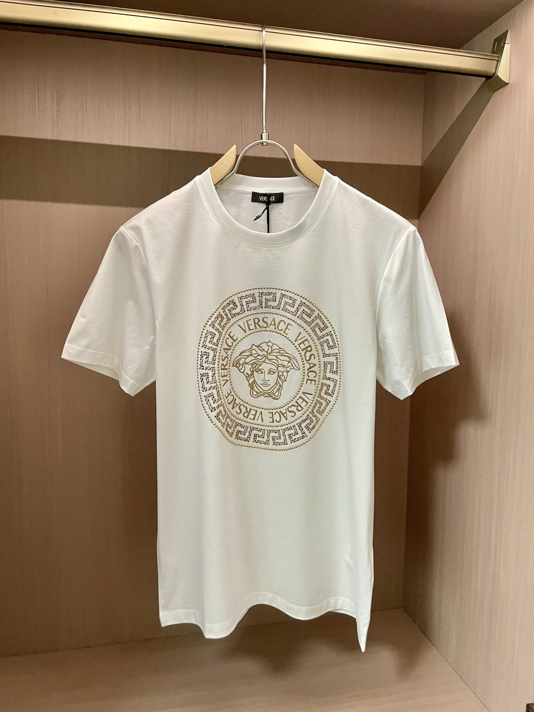 NO:125096,Versace 2025 early spring new Swarovski crystal diamond inlaid Medusa short-sleeved T-shirt, customized 80 double-strand mercerated long-length cotton fabric, silver crystals of different shapes and sizes on the chest, bulingbuling style luxuriously embellishes Versace's classic Medusa avatar and Greek back-shaped logo!  Reflects a full sense of craftsmanship and luxury!  Size S-XXXL, versace, swarovski, T-shirt,tees, t-shirt,alexander wang19860909Versace2025早春新款施华洛世奇水晶钻镶嵌Medusa短袖T恤,定制80支双股丝光长绒棉面料,胸前不同形状及大小的银色水晶,bulingbuling 型奢华装饰出Versace经典美杜莎头像及希腊回型纹标识！体现满满的工艺感及奢华感！ 尺码S-XXXL,,versace,swarovski,T-shirt,tees，t-shirt,alexander wang,Men's clothing