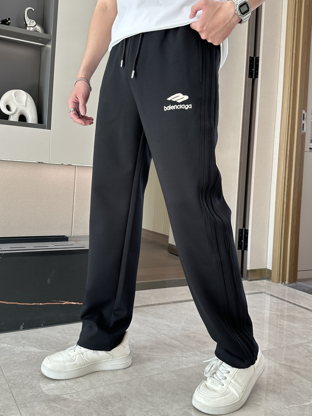 NO:125098,Balenciaga 2025 Spring and Summer Latest Series of Men's Casual Pants!  It is made of customer-supply elastic cotton material, soft and delicate, and has an excellent feel!  The brand style is unobstructed!  Minimalist design, without extravagant elements to win the lead, the details are finely made, the hardware accessories are customized, the thickness is just right, easy to control various weather, classic colors are very energetic, and various styles of dressing, casual business, daily life, and fashion trends can be controlled!  Overall, both in terms of grade and fashion are extremely outstanding, bringing extraordinary clothing taste!  Size M~3XL, balenciaga, alexander wang19860909巴黎世家 2025春夏最新系列男士休闲裤！ 采用客供弹力柔棉材质,柔软细腻,手感绝佳！品牌格调一览无余！极简主义设计,没有多余浮夸的元素来宣兵夺主,细节做工精细,五金配件原版定制,厚薄程度也是恰到好处,轻松驾驭各种天气,经典颜色上身很显精气神,多种风格穿搭,休闲商务、日常生活、时尚潮流均可驾驭！整体不论是档次还是时尚感都是极为出色的,带来非凡的衣着品味！ 尺码M~3XL,,balenciaga,alexander wang,Men's clothing