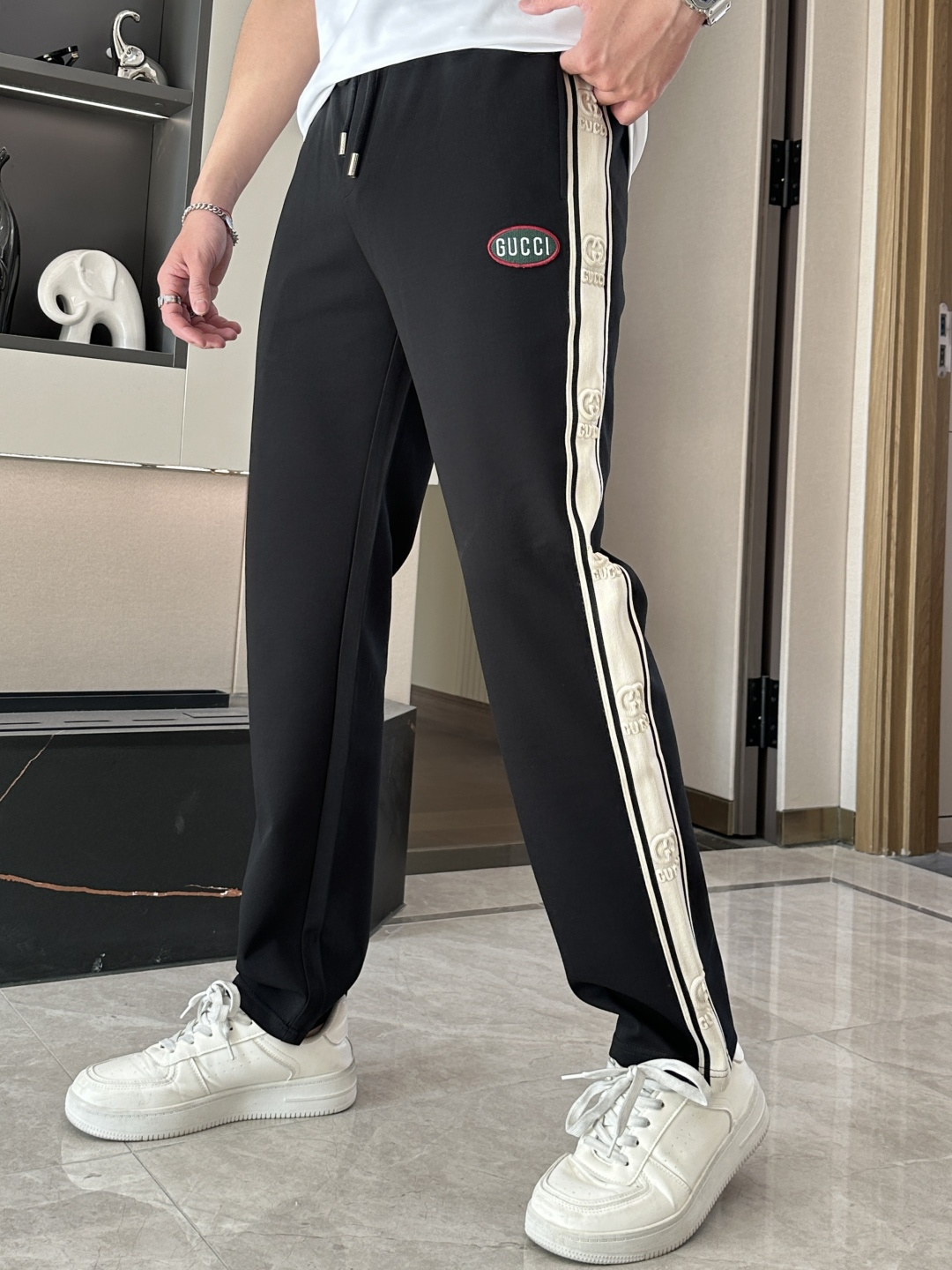 NO:125100,Gucc 2025 Spring and Summer Latest Series of Men's Leisure Pants!  It is made of customer-supply elastic cotton material, soft and delicate, and has an excellent feel!  The brand style is unobstructed!  Minimalist design, without extravagant elements to win the lead, the details are finely made, the hardware accessories are customized, the thickness is just right, easy to control various weather, classic colors are very energetic, and various styles of dressing, casual business, daily life, and fashion trends can be controlled!  Overall, both in terms of grade and fashion are extremely outstanding, bringing extraordinary clothing taste!  Size M~3XL, gucci,alexander wang19860909Gucc 2025春夏最新系列男士休闲裤！ 采用客供弹力柔棉材质,柔软细腻,手感绝佳！品牌格调一览无余！极简主义设计,没有多余浮夸的元素来宣兵夺主,细节做工精细,五金配件原版定制,厚薄程度也是恰到好处,轻松驾驭各种天气,经典颜色上身很显精气神,多种风格穿搭,休闲商务、日常生活、时尚潮流均可驾驭！整体不论是档次还是时尚感都是极为出色的,带来非凡的衣着品味！ 尺码M~3XL,,gucci,alexander wang,Men's clothing