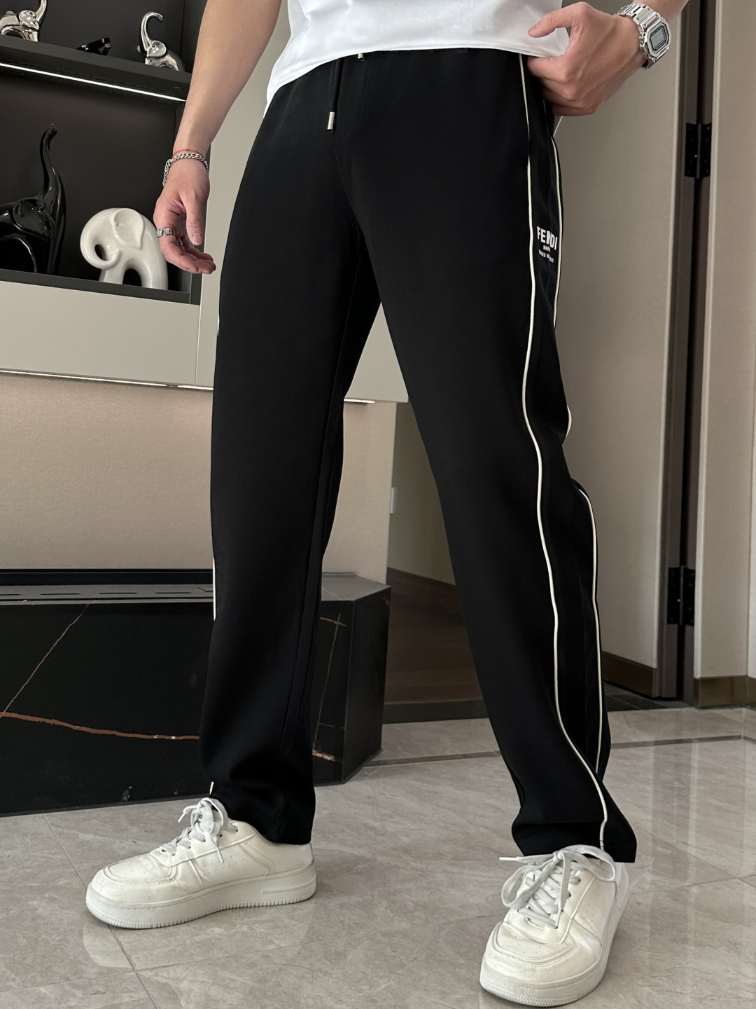 NO:125102,FD 2025 Spring and Summer Latest Series of Men's Leisure Pants!  It is made of customer-supply elastic cotton material, soft and delicate, and has an excellent feel!  The brand style is unobstructed!  Minimalist design, without extravagant elements to win the lead, the details are finely made, the hardware accessories are customized, the thickness is just right, easy to control various weather, classic colors are very energetic, and various styles of dressing, casual business, daily life, and fashion trends can be controlled!  Overall, both in terms of grade and fashion are extremely outstanding, bringing extraordinary clothing taste!  Size M~3XL, alexander wang19860909FD 2025春夏最新系列男士休闲裤！ 采用客供弹力柔棉材质,柔软细腻,手感绝佳！品牌格调一览无余！极简主义设计,没有多余浮夸的元素来宣兵夺主,细节做工精细,五金配件原版定制,厚薄程度也是恰到好处,轻松驾驭各种天气,经典颜色上身很显精气神,多种风格穿搭,休闲商务、日常生活、时尚潮流均可驾驭！整体不论是档次还是时尚感都是极为出色的,带来非凡的衣着品味！ 尺码M~3XL,,alexander wang,Men's clothing