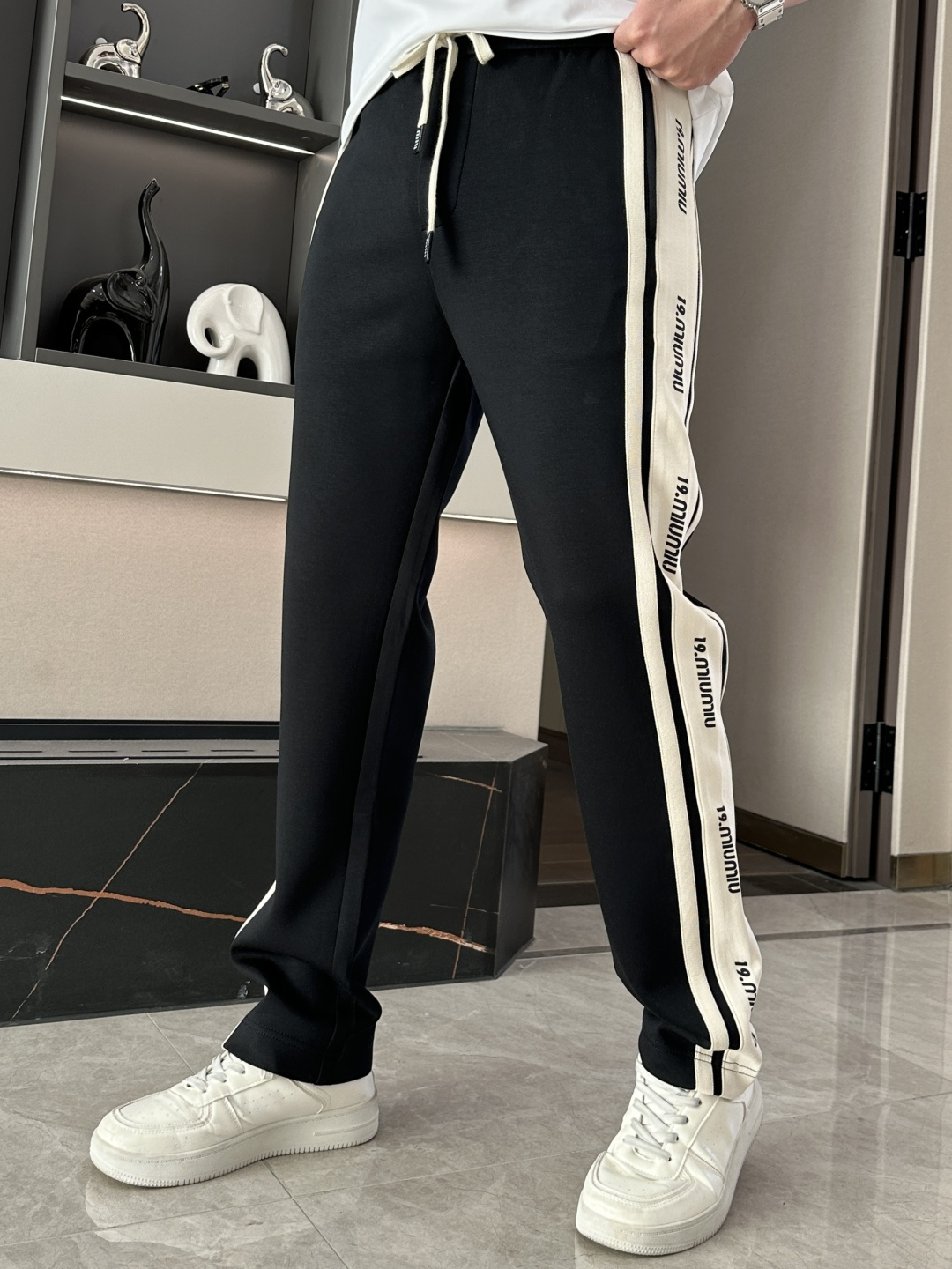 NO:125104,miu miu 2025 spring and summer latest series of men's casual pants!  It is made of customer-supply elastic cotton material, soft and delicate, and has an excellent feel!  The brand style is unobstructed!  Minimalist design, without extravagant elements to win the lead, the details are finely made, the hardware accessories are customized, the thickness is just right, easy to control various weather, classic colors are very energetic, and various styles of dressing, casual business, daily life, and fashion trends can be controlled!  Overall, both in terms of grade and fashion are extremely outstanding, bringing extraordinary clothing taste!  Size M~3XL, miumiu,alexander wang19860909miu miu 2025春夏最新系列男士休闲裤！ 采用客供弹力柔棉材质,柔软细腻,手感绝佳！品牌格调一览无余！极简主义设计,没有多余浮夸的元素来宣兵夺主,细节做工精细,五金配件原版定制,厚薄程度也是恰到好处,轻松驾驭各种天气,经典颜色上身很显精气神,多种风格穿搭,休闲商务、日常生活、时尚潮流均可驾驭！整体不论是档次还是时尚感都是极为出色的,带来非凡的衣着品味！ 尺码M~3XL,,miumiu,alexander wang,Men's clothing