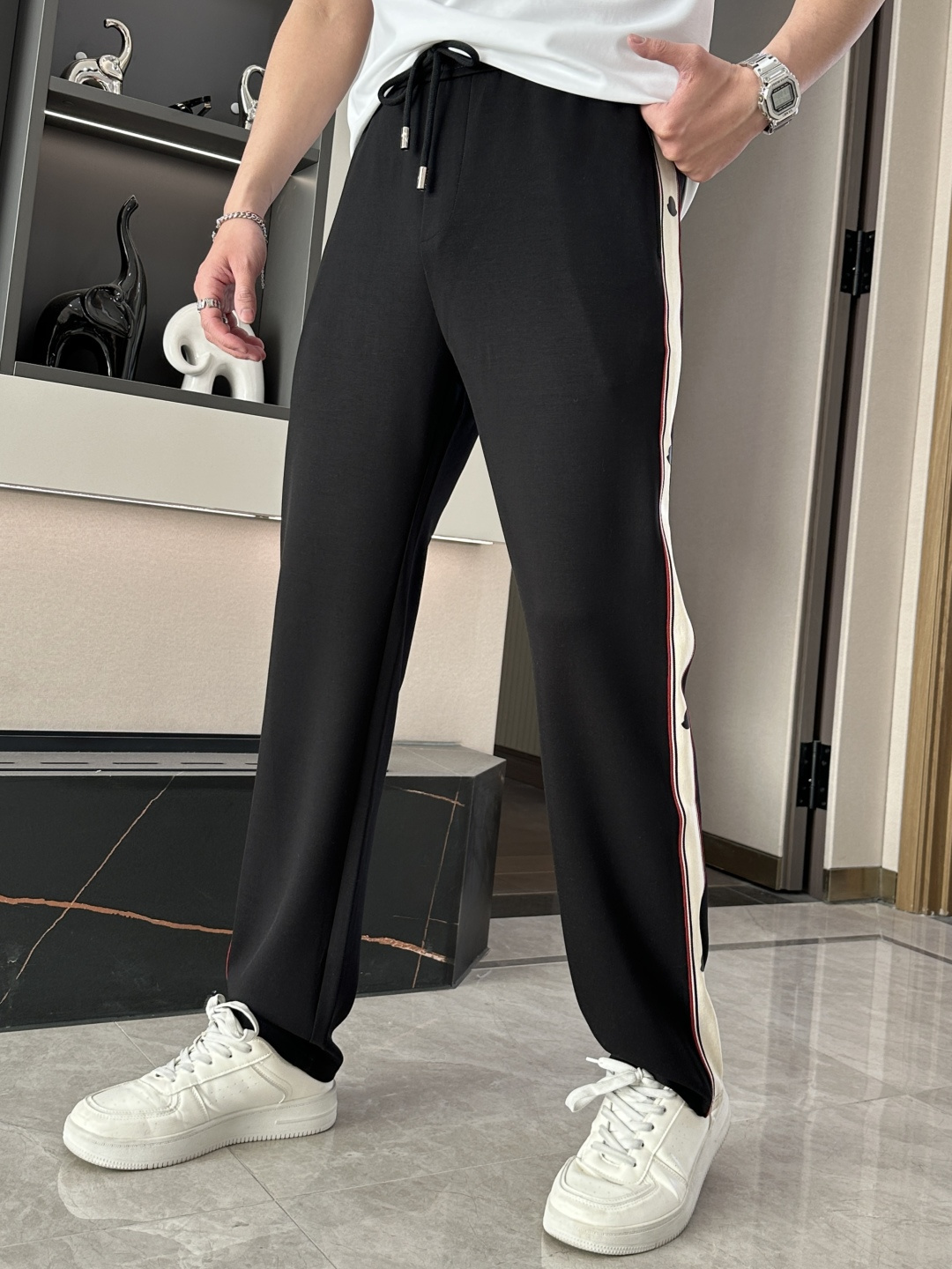 NO:125105,The latest series of men's casual pants in spring and summer 2025!  It is made of customer-supply elastic cotton material, soft and delicate, and has an excellent feel!  The brand style is unobstructed!  Minimalist design, without extravagant elements to win the lead, the details are finely made, the hardware accessories are customized, the thickness is just right, easy to control various weather, classic colors are very energetic, and various styles of dressing, casual business, daily life, and fashion trends can be controlled!  Overall, both in terms of grade and fashion are extremely outstanding, bringing extraordinary clothing taste!  Size M~3XL, Moncler, alexander wang19860909蒙口 2025春夏最新系列男士休闲裤！ 采用客供弹力柔棉材质,柔软细腻,手感绝佳！品牌格调一览无余！极简主义设计,没有多余浮夸的元素来宣兵夺主,细节做工精细,五金配件原版定制,厚薄程度也是恰到好处,轻松驾驭各种天气,经典颜色上身很显精气神,多种风格穿搭,休闲商务、日常生活、时尚潮流均可驾驭！整体不论是档次还是时尚感都是极为出色的,带来非凡的衣着品味！ 尺码M~3XL,,Moncler,alexander wang,Men's clothing