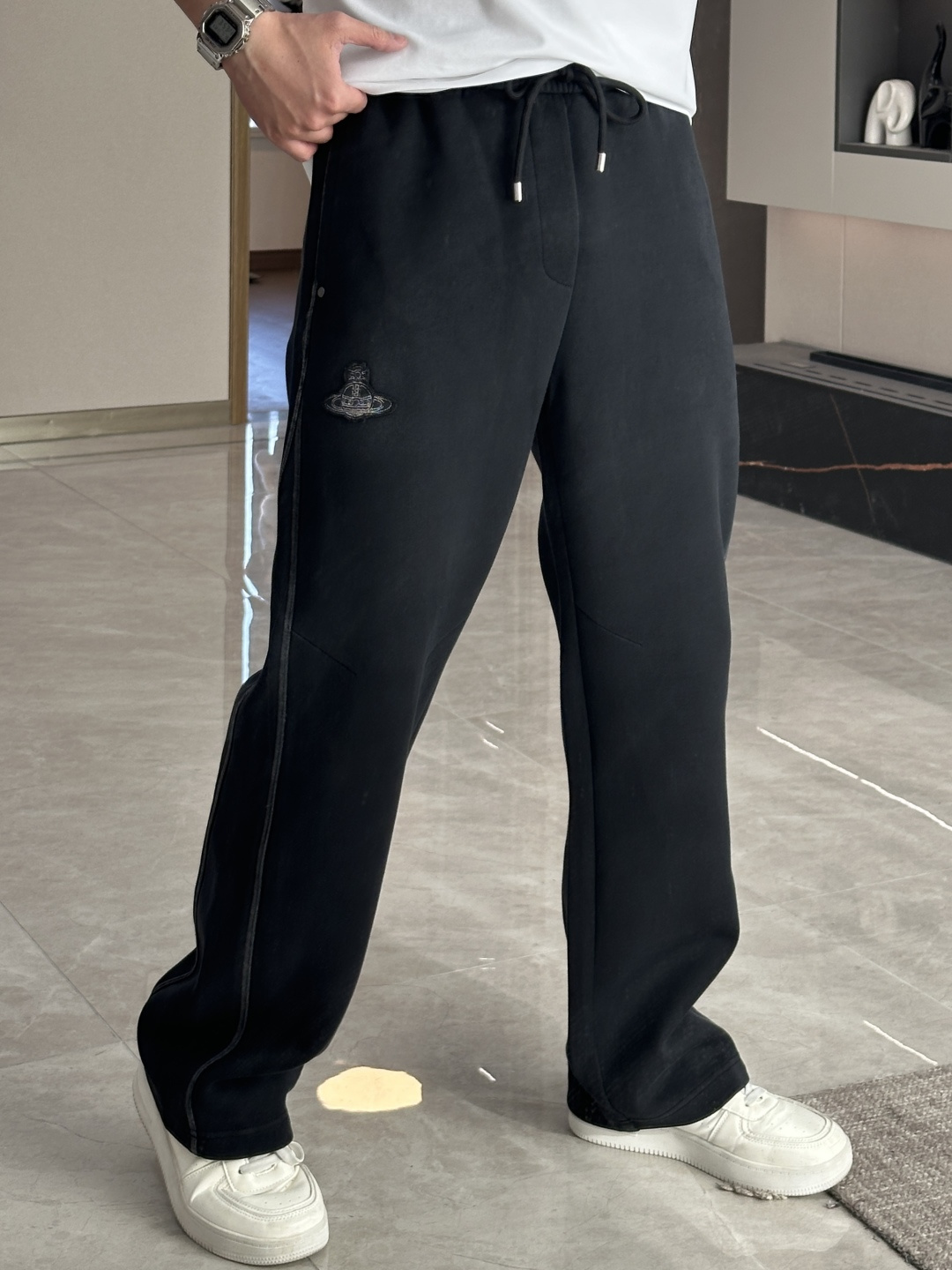 NO:125108,The latest series of men's casual pants for spring and summer 2025!  It is made of customer-supply elastic cotton material, soft and delicate, and has an excellent feel!  The brand style is unobstructed!  Minimalist design, without extravagant elements to win the lead, the details are finely made, the hardware accessories are customized, the thickness is just right, easy to control various weather, classic colors are very energetic, and various styles of dressing, casual business, daily life, and fashion trends can be controlled!  Overall, both in terms of grade and fashion are extremely outstanding, bringing extraordinary clothing taste!  Size M~3XL, alexander wang19860909西太后 2025春夏最新系列男士休闲裤！ 采用客供弹力柔棉材质,柔软细腻,手感绝佳！品牌格调一览无余！极简主义设计,没有多余浮夸的元素来宣兵夺主,细节做工精细,五金配件原版定制,厚薄程度也是恰到好处,轻松驾驭各种天气,经典颜色上身很显精气神,多种风格穿搭,休闲商务、日常生活、时尚潮流均可驾驭！整体不论是档次还是时尚感都是极为出色的,带来非凡的衣着品味！ 尺码M~3XL,,alexander wang,Men's clothing