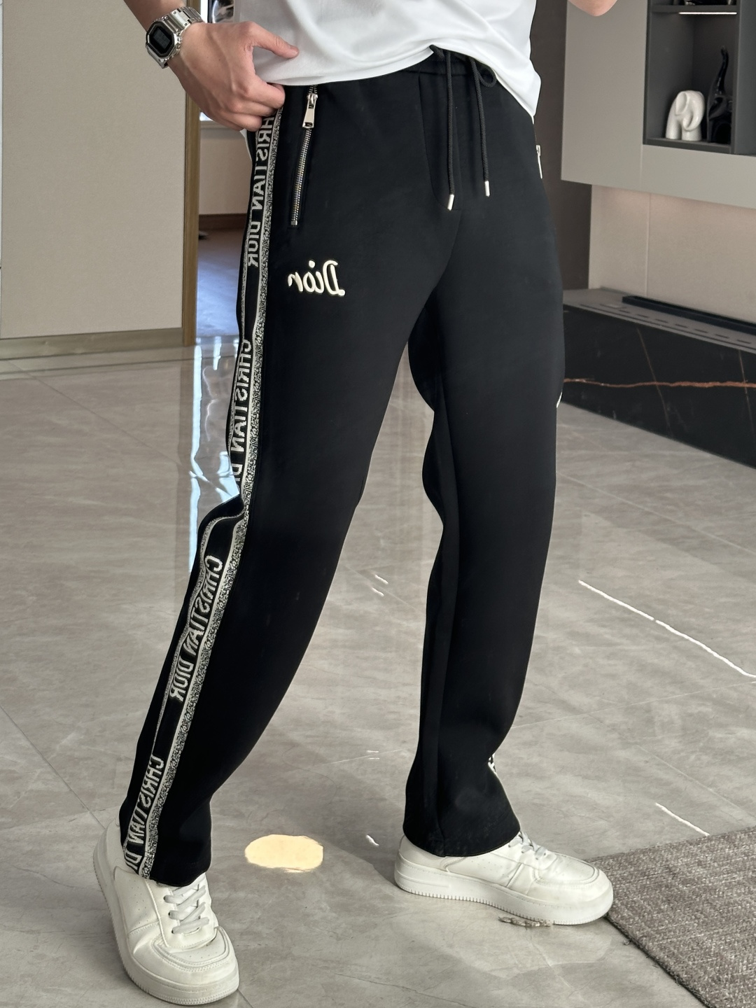 NO:125111,Dior 2025 Spring and Summer Latest Series of Men's Leisure Pants!  It is made of customer-supply elastic cotton material, soft and delicate, and has an excellent feel!  The brand style is unobstructed!  Minimalist design, without extravagant elements to win the lead, the details are finely made, the hardware accessories are customized, the thickness is just right, easy to control various weather, classic colors are very energetic, and various styles of dressing, casual business, daily life, and fashion trends can be controlled!  Overall, both in terms of grade and fashion are extremely outstanding, bringing extraordinary clothing taste!  Size M~3XL,dior,alexander wang19860909Dior 2025春夏最新系列男士休闲裤！ 采用客供弹力柔棉材质,柔软细腻,手感绝佳！品牌格调一览无余！极简主义设计,没有多余浮夸的元素来宣兵夺主,细节做工精细,五金配件原版定制,厚薄程度也是恰到好处,轻松驾驭各种天气,经典颜色上身很显精气神,多种风格穿搭,休闲商务、日常生活、时尚潮流均可驾驭！整体不论是档次还是时尚感都是极为出色的,带来非凡的衣着品味！ 尺码M~3XL,,dior,alexander wang,Men's clothing