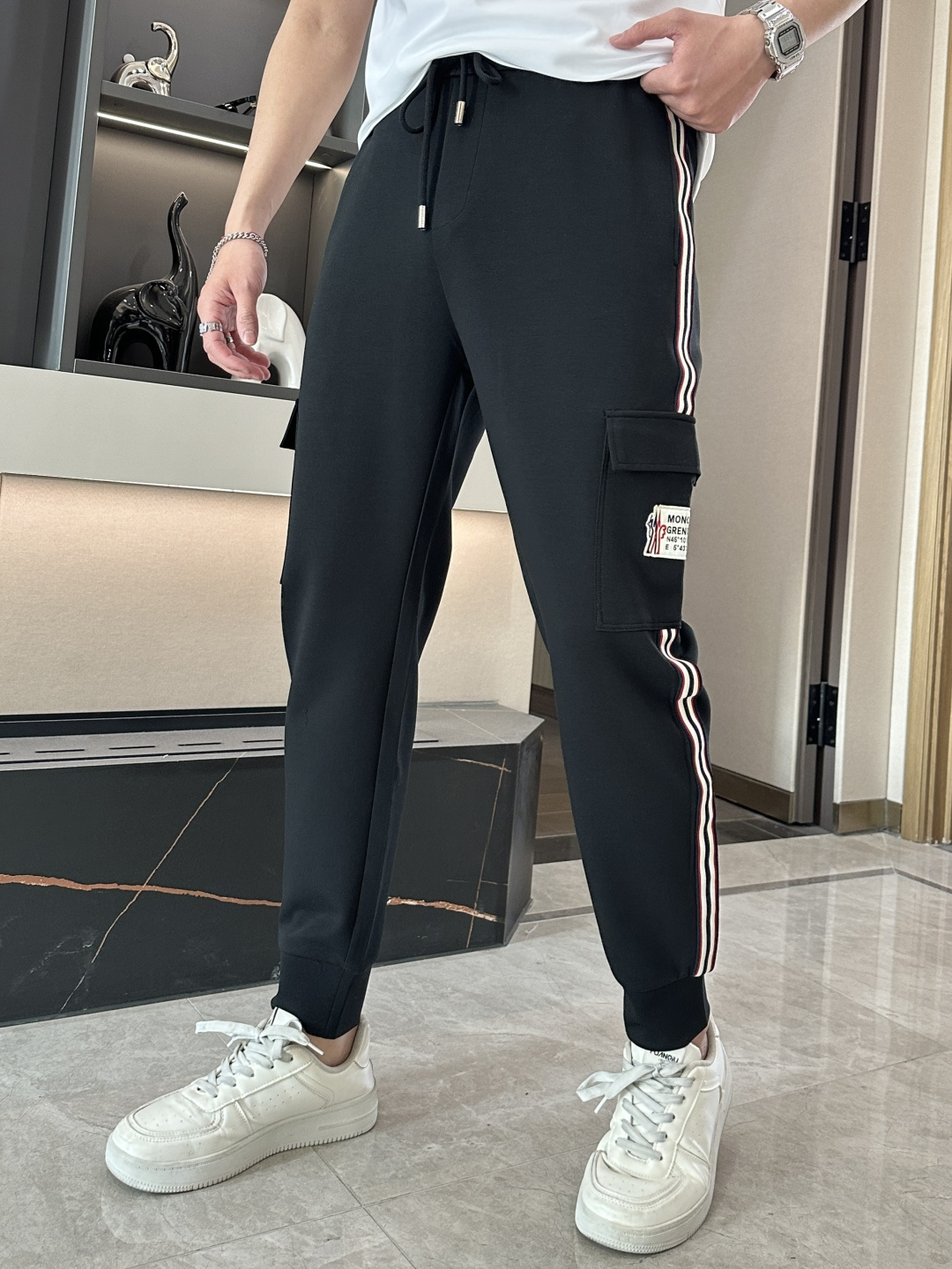 NO:125114,The latest series of men's casual pants in spring and summer 2025!  It is made of customer-supply elastic cotton material, soft and delicate, and has an excellent feel!  The brand style is unobstructed!  Minimalist design, without extravagant elements to win the lead, the details are finely made, the hardware accessories are customized, the thickness is just right, easy to control various weather, classic colors are very energetic, and various styles of dressing, casual business, daily life, and fashion trends can be controlled!  Overall, both in terms of grade and fashion are extremely outstanding, bringing extraordinary clothing taste!  Size M~3XL, Moncler, alexander wang19860909蒙口 2025春夏最新系列男士休闲裤！ 采用客供弹力柔棉材质,柔软细腻,手感绝佳！品牌格调一览无余！极简主义设计,没有多余浮夸的元素来宣兵夺主,细节做工精细,五金配件原版定制,厚薄程度也是恰到好处,轻松驾驭各种天气,经典颜色上身很显精气神,多种风格穿搭,休闲商务、日常生活、时尚潮流均可驾驭！整体不论是档次还是时尚感都是极为出色的,带来非凡的衣着品味！ 尺码M~3XL,,Moncler,alexander wang,Men's clothing