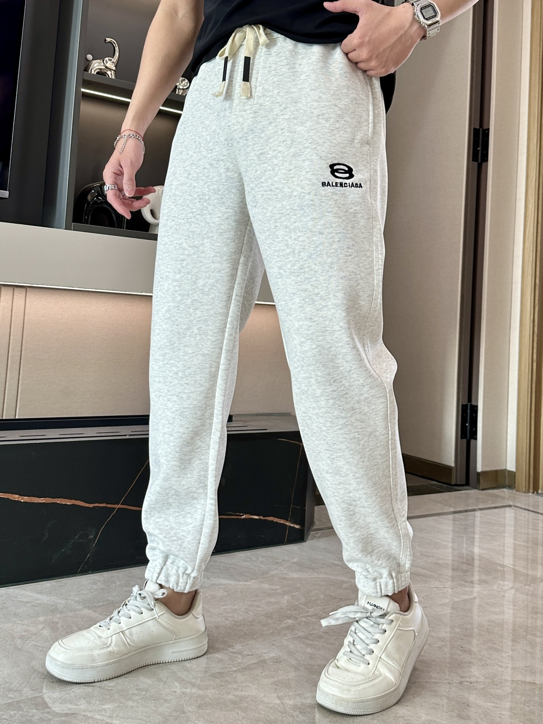 NO:125117,Balenciaga 2025 Spring and Summer Latest Series of Men's Casual Pants!  It is made of customer-supply elastic cotton material, soft and delicate, and has an excellent feel!  The brand style is unobstructed!  Minimalist design, without extravagant elements to win the lead, the details are finely made, the hardware accessories are customized, the thickness is just right, easy to control various weather, classic colors are very energetic, and various styles of dressing, casual business, daily life, and fashion trends can be controlled!  Overall, both in terms of grade and fashion are extremely outstanding, bringing extraordinary clothing taste!  Size M~3XL, balenciaga, alexander wang19860909巴黎世家 2025春夏最新系列男士休闲裤！ 采用客供弹力柔棉材质,柔软细腻,手感绝佳！品牌格调一览无余！极简主义设计,没有多余浮夸的元素来宣兵夺主,细节做工精细,五金配件原版定制,厚薄程度也是恰到好处,轻松驾驭各种天气,经典颜色上身很显精气神,多种风格穿搭,休闲商务、日常生活、时尚潮流均可驾驭！整体不论是档次还是时尚感都是极为出色的,带来非凡的衣着品味！ 尺码M~3XL,,balenciaga,alexander wang,Men's clothing