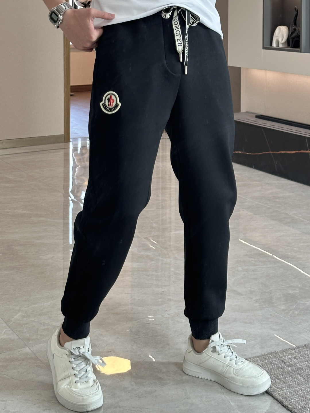 NO:125120,The latest series of men's casual pants in spring and summer 2025!  It is made of customer-supply elastic cotton material, soft and delicate, and has an excellent feel!  The brand style is unobstructed!  Minimalist design, without extravagant elements to win the lead, the details are finely made, the hardware accessories are customized, the thickness is just right, easy to control various weather, classic colors are very energetic, and various styles of dressing, casual business, daily life, and fashion trends can be controlled!  Overall, both in terms of grade and fashion are extremely outstanding, bringing extraordinary clothing taste!  Size M~3XL, Moncler, alexander wang19860909蒙口 2025春夏最新系列男士休闲裤！ 采用客供弹力柔棉材质,柔软细腻,手感绝佳！品牌格调一览无余！极简主义设计,没有多余浮夸的元素来宣兵夺主,细节做工精细,五金配件原版定制,厚薄程度也是恰到好处,轻松驾驭各种天气,经典颜色上身很显精气神,多种风格穿搭,休闲商务、日常生活、时尚潮流均可驾驭！整体不论是档次还是时尚感都是极为出色的,带来非凡的衣着品味！ 尺码M~3XL,,Moncler,alexander wang,Men's clothing