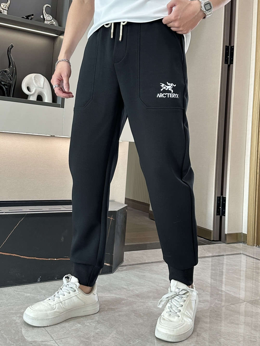 NO:125123,Archaeopteryx 2025 Spring and Summer Latest Series of Men's Casual Pants!  It is made of customer-supply elastic cotton material, soft and delicate, and has an excellent feel!  The brand style is unobstructed!  Minimalist design, without extravagant elements to win the lead, the details are finely made, the hardware accessories are customized, the thickness is just right, easy to control various weather, classic colors are very energetic, and various styles of dressing, casual business, daily life, and fashion trends can be controlled!  Overall, both in terms of grade and fashion are extremely outstanding, bringing extraordinary clothing taste!  Size M~3XL,arc'teryx,alexander wang19860909始祖鸟 2025春夏最新系列男士休闲裤！ 采用客供弹力柔棉材质,柔软细腻,手感绝佳！品牌格调一览无余！极简主义设计,没有多余浮夸的元素来宣兵夺主,细节做工精细,五金配件原版定制,厚薄程度也是恰到好处,轻松驾驭各种天气,经典颜色上身很显精气神,多种风格穿搭,休闲商务、日常生活、时尚潮流均可驾驭！整体不论是档次还是时尚感都是极为出色的,带来非凡的衣着品味！ 尺码M~3XL,arc'teryx,alexander wang,Men's clothing