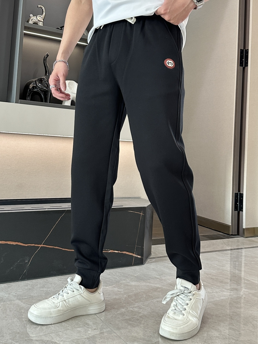 NO:125126,Gucc 2025 Spring and Summer Latest Series of Men's Leisure Pants!  It is made of customer-supply elastic cotton material, soft and delicate, and has an excellent feel!  The brand style is unobstructed!  Minimalist design, without extravagant elements to win the lead, the details are finely made, the hardware accessories are customized, the thickness is just right, easy to control various weather, classic colors are very energetic, and various styles of dressing, casual business, daily life, and fashion trends can be controlled!  Overall, both in terms of grade and fashion are extremely outstanding, bringing extraordinary clothing taste!  Size M~3XL, gucci,alexander wang19860909Gucc 2025春夏最新系列男士休闲裤！ 采用客供弹力柔棉材质,柔软细腻,手感绝佳！品牌格调一览无余！极简主义设计,没有多余浮夸的元素来宣兵夺主,细节做工精细,五金配件原版定制,厚薄程度也是恰到好处,轻松驾驭各种天气,经典颜色上身很显精气神,多种风格穿搭,休闲商务、日常生活、时尚潮流均可驾驭！整体不论是档次还是时尚感都是极为出色的,带来非凡的衣着品味！ 尺码M~3XL,,gucci,alexander wang,Men's clothing