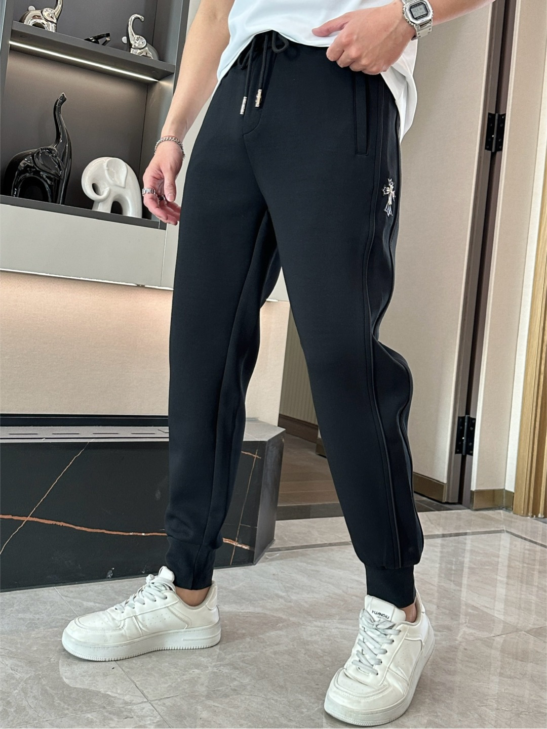 NO:125129,Croxin's latest series of men's casual pants in spring and summer 2025!  It is made of customer-supply elastic cotton material, soft and delicate, and has an excellent feel!  The brand style is unobstructed!  Minimalist design, without extravagant elements to win the lead, the details are finely made, the hardware accessories are customized, the thickness is just right, easy to control various weather, classic colors are very energetic, and various styles of dressing, casual business, daily life, and fashion trends can be controlled!  Overall, both in terms of grade and fashion are extremely outstanding, bringing extraordinary clothing taste!  Size M~3XL, chrome hearts,alexander wang19860909克罗心 2025春夏最新系列男士休闲裤！ 采用客供弹力柔棉材质,柔软细腻,手感绝佳！品牌格调一览无余！极简主义设计,没有多余浮夸的元素来宣兵夺主,细节做工精细,五金配件原版定制,厚薄程度也是恰到好处,轻松驾驭各种天气,经典颜色上身很显精气神,多种风格穿搭,休闲商务、日常生活、时尚潮流均可驾驭！整体不论是档次还是时尚感都是极为出色的,带来非凡的衣着品味！ 尺码M~3XL,,chrome hearts,alexander wang,Men's clothing