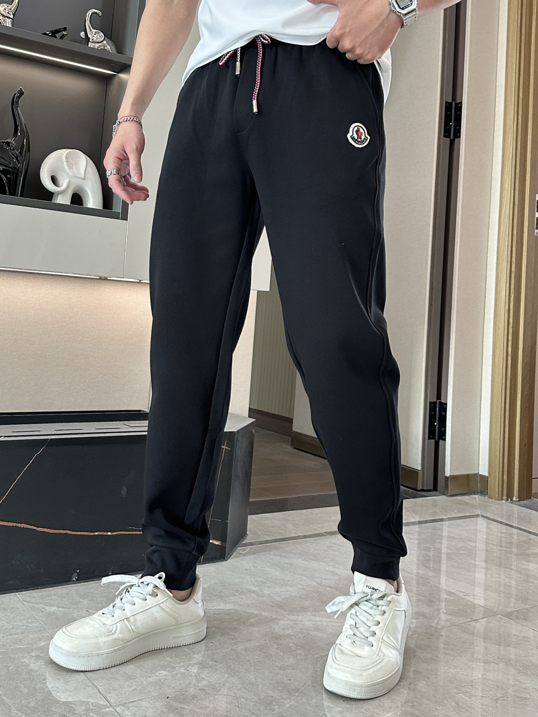 NO:481907,The latest series of men's casual pants in spring and summer 2025!  It is made of customer-supply elastic cotton material, soft and delicate, and has an excellent feel!  The brand style is unobstructed!  Minimalist design, without extravagant elements to win the lead, the details are finely made, the hardware accessories are customized, the thickness is just right, easy to control various weather, classic colors are very energetic, and various styles of dressing, casual business, daily life, and fashion trends can be controlled!  Overall, both in terms of grade and fashion are extremely outstanding, bringing extraordinary clothing taste!  尺码M~3XL,,Moncler,alexander wang19860909蒙口 2025春夏最新系列男士休闲裤！ 采用客供弹力柔棉材质,柔软细腻,手感绝佳！品牌格调一览无余！极简主义设计,没有多余浮夸的元素来宣兵夺主,细节做工精细,五金配件原版定制,厚薄程度也是恰到好处,轻松驾驭各种天气,经典颜色上身很显精气神,多种风格穿搭,休闲商务、日常生活、时尚潮流均可驾驭！整体不论是档次还是时尚感都是极为出色的,带来非凡的衣着品味！ 尺码M~3XL,,Moncler,alexander wang,Men's clothing