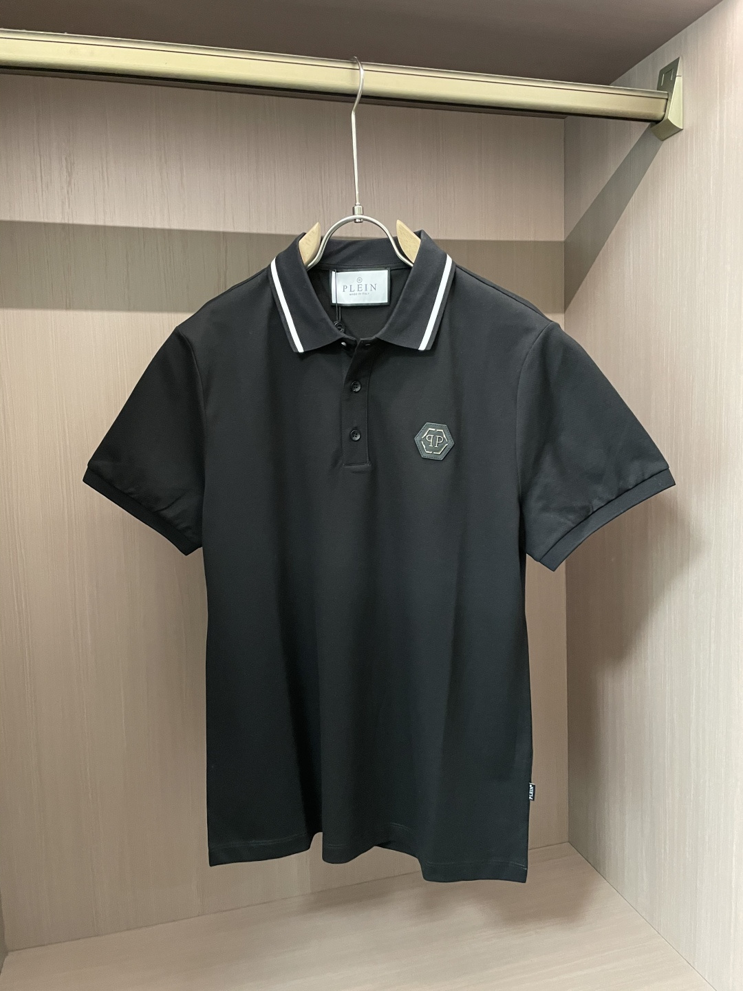 NO:125110,PP Spring and Summer Official Website Synchronization Mature Men Light Mature Men Favorite Style Classic Atmospheric and versatile Business and Casual Polo Collar T-shirts Use imported double mercerized bead floor cotton fabric, comfortable and breathable, delicate texture, super soft and skin-friendly feel!  The lapel design and tailoring are slim fit styles, which are absolutely crisp and handsome in combination!  It can be seen from the locking needle that it is absolutely produced by a large manufacturer. This density of sewing process is absolutely meticulous in handling details!  Highly recommended, and you can't see such a style outside at all!  Size M-XXXL, tees, t-shirt, alexander wang19860909PP 春夏 官网同步 熟男 轻熟男 最爱款式 经典大气百搭商务休闲Polo领T恤 采用进口双丝光珠地棉面料 舒适透气 质感细腻 超柔软亲肤触感！翻领设计,剪裁属于修身版型 绝对挺括帅气的合体型！从锁针可以看出 绝对大厂代工出品 这种密度的缝制工艺 对待细节处理绝对是一丝不苟！强烈推荐 而且外面您是根本看不到这样的款式的！ 尺码M-XXXL,,tees，t-shirt,alexander wang,Men's clothing