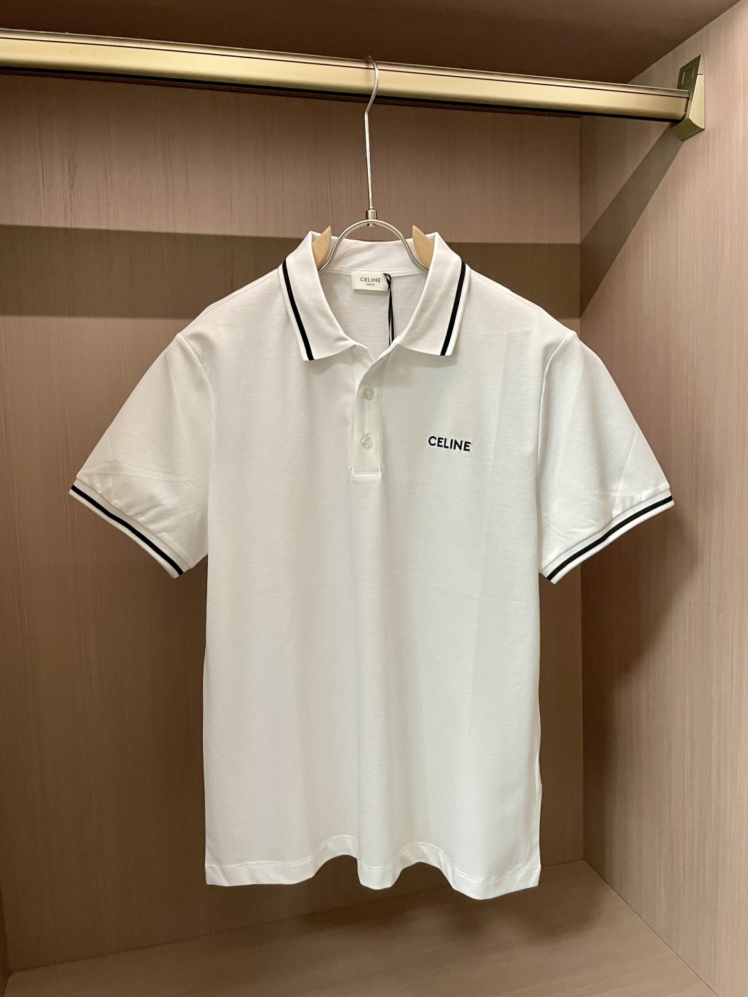 NO:125113,CELINE Spring and Summer Official Website Synchronization Mature Men Light Mature Men Favorite Style Classic Atmospheric and versatile Business and Casual Polo Collar T-shirts Use imported double mercerized bead floor cotton fabric, comfortable and breathable, delicate texture, super soft and skin-friendly feel!  The lapel design and tailoring are slim fit styles, which are absolutely crisp and handsome in combination!  It can be seen from the locking needle that it is absolutely produced by a large manufacturer. This density of sewing process is absolutely meticulous in handling details!  Highly recommended, and you can't see such a style outside at all!  Size M-XXXL, celine,tees,t-shirt,alexander wang19860909CELINE 春夏 官网同步 熟男 轻熟男 最爱款式 经典大气百搭商务休闲Polo领T恤 采用进口双丝光珠地棉面料 舒适透气 质感细腻 超柔软亲肤触感！翻领设计,剪裁属于修身版型 绝对挺括帅气的合体型！从锁针可以看出 绝对大厂代工出品 这种密度的缝制工艺 对待细节处理绝对是一丝不苟！强烈推荐 而且外面您是根本看不到这样的款式的！ 尺码M-XXXL,,celine,tees，t-shirt,alexander wang,Men's clothing