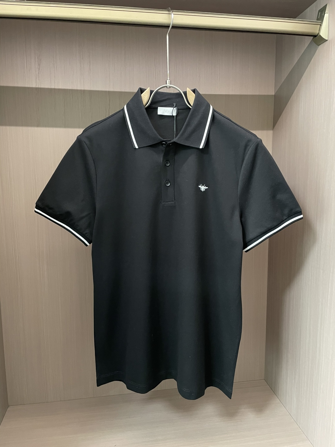 NO:125116,Dior Spring and Summer Official Website Synchronization Mature Men Light Mature Men Favorite Style Classic Atmospheric and versatile Business and Casual Polo Collar T-shirts Use imported double mercerized bead floor cotton fabric, comfortable and breathable, delicate texture, super soft and skin-friendly feel!  The lapel design and tailoring are slim fit styles, which are absolutely crisp and handsome in combination!  It can be seen from the locking needle that it is absolutely produced by a large manufacturer. This density of sewing process is absolutely meticulous in handling details!  Highly recommended, and you can't see such a style outside at all!  Size M-XXXL,,dior,tees,t-shirt,alexander wang19860909Dior 春夏 官网同步 熟男 轻熟男 最爱款式 经典大气百搭商务休闲Polo领T恤 采用进口双丝光珠地棉面料 舒适透气 质感细腻 超柔软亲肤触感！翻领设计,剪裁属于修身版型 绝对挺括帅气的合体型！从锁针可以看出 绝对大厂代工出品 这种密度的缝制工艺 对待细节处理绝对是一丝不苟！强烈推荐 而且外面您是根本看不到这样的款式的！ 尺码M-XXXL,,dior,tees，t-shirt,alexander wang,Men's clothing