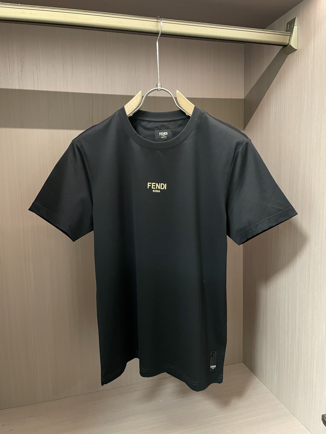 NO:125119,Fendi's new spring and summer glitter powder double F short-sleeved T-shirt; custom-made exclusive fabric, Fendi glitter powder printed on the chest, double F words in the middle of the back, luxurious and trendy, woven label design at the bottom, a must-have item for trendy people!  Size S-XXXL, fendi, T-shirt,tees, t-shirt,alexander wang19860909Fendi 春夏新品金葱粉双F短袖T恤；定制专属面料,胸前Fendi金葱粉印花,后幅中间位置双F字样,奢华并且潮范儿,下脚织唛设计,潮人必备单品！ 尺码S-XXXL,,fendi,T-shirt,tees，t-shirt,alexander wang,Men's clothing