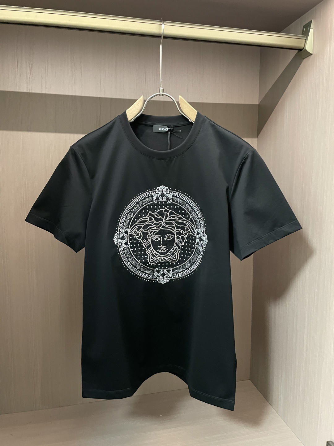 NO:125125,Versace's new silver thread embroidered Swarovski crystal diamond square diamond inlaid with medusa short-sleeved T-shirt; top quality, first-hand resource reproduction of 80 3-strand mercerated long velvet cotton fabric, comfortable and delicate!  The embroidery process of the Greek back-shaped pattern of the chest and the square Swarovski crystal diamond inlay are simply perfect!  A single item worth buying!  Size S-XXXL, versace, swarovski, T-shirt,tees, t-shirt,alexander wang19860909Versace 新品银线刺绣施华洛世奇水晶钻方形钻镶嵌medusa短袖T恤；顶级品质,澳门永利柜台一手资源复刻精品,80支3股丝光长绒棉面料制作,舒适细腻！胸前花蕾希腊回型纹银线刺绣工艺加上方型施华洛水晶钻镶嵌简直太完美！值得入手的一件单品！ 尺码S-XXXL,,versace,swarovski,T-shirt,tees，t-shirt,alexander wang,Men's clothing