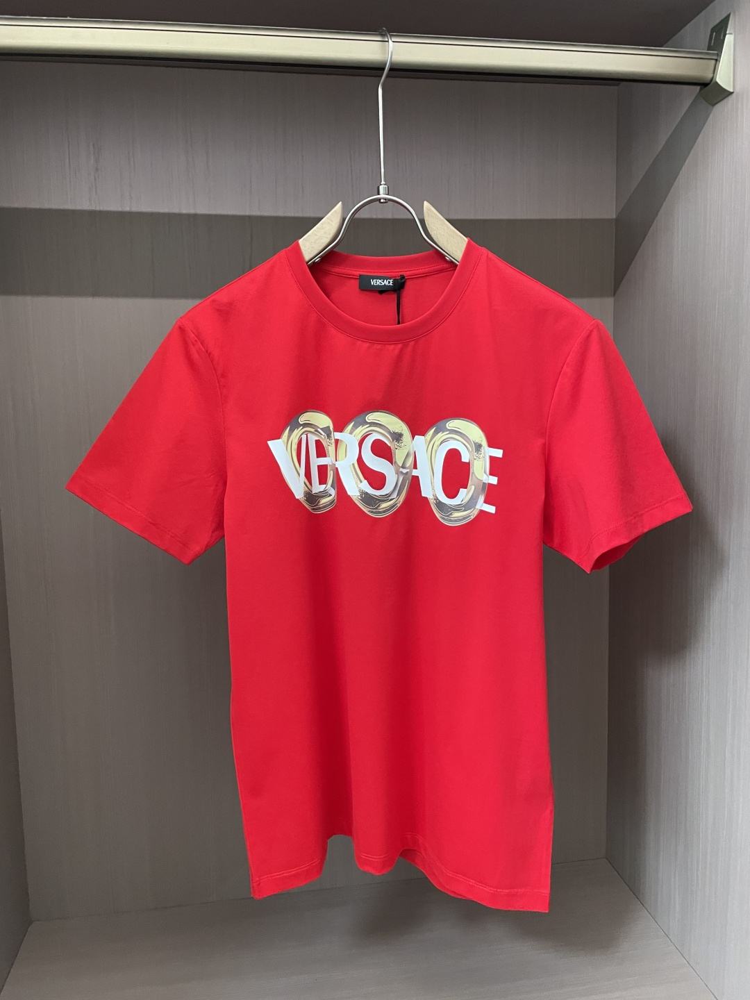 NO:125128,Versace spring and summer new ring-shaped chain letter printed short-sleeved T-shirt; 80 double-strand mercerated long-length cotton fabric, comfortable, breathable and soft!  The chest is designed by Versace’s large-sized chain combination ring ring!  Cai Xukun endorses the most influential luxury brand, with three colors of black, white and red, traveling through time and space and surpassing oneself!  Size S-XXXL, versace, T-shirt,tees, t-shirt,alexander wang19860909Versace春夏新品环形搭链字母印花短袖T恤；80支双股丝光长绒棉面料,舒适透气柔软！胸前由Versace大号搭链组合环形圈圈设计！蔡徐坤代言设计最具影响力的奢华品牌,黑白红三个颜色,穿越时空,超越自我！ 尺码S-XXXL,,versace,T-shirt,tees，t-shirt,alexander wang,Men's clothing