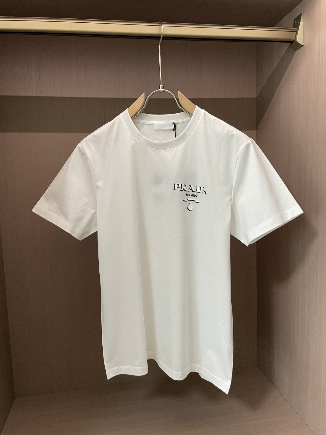 NO:125131,PRADA's new spring and summer three-dimensional silicone printed letter printed short-sleeved T-shirt; customized exclusive fabric, black and white contrasting color on the chest 3D PRADA letter pattern printing, the most classic work, a luxury brand that has always been the theme of creating classic and boutiques, will never make you feel outdated, and both business and casual!  It can be matched on any occasion!  Size S-XXXL, prada, T-shirt,tees, t-shirt,alexander wang19860909PRADA春夏新品立体硅胶印花字母印花短袖T恤；定制专属面料,胸前黑白撞色3D效果PRADA字样图案印花,最具经典的著作,一向以打造经典精品为主题的奢华品牌,永远不会让您觉得过时,商务休闲两不误！无论任何场合可以搭配！ 尺码S-XXXL,,prada,T-shirt,tees，t-shirt,alexander wang,Men's clothing