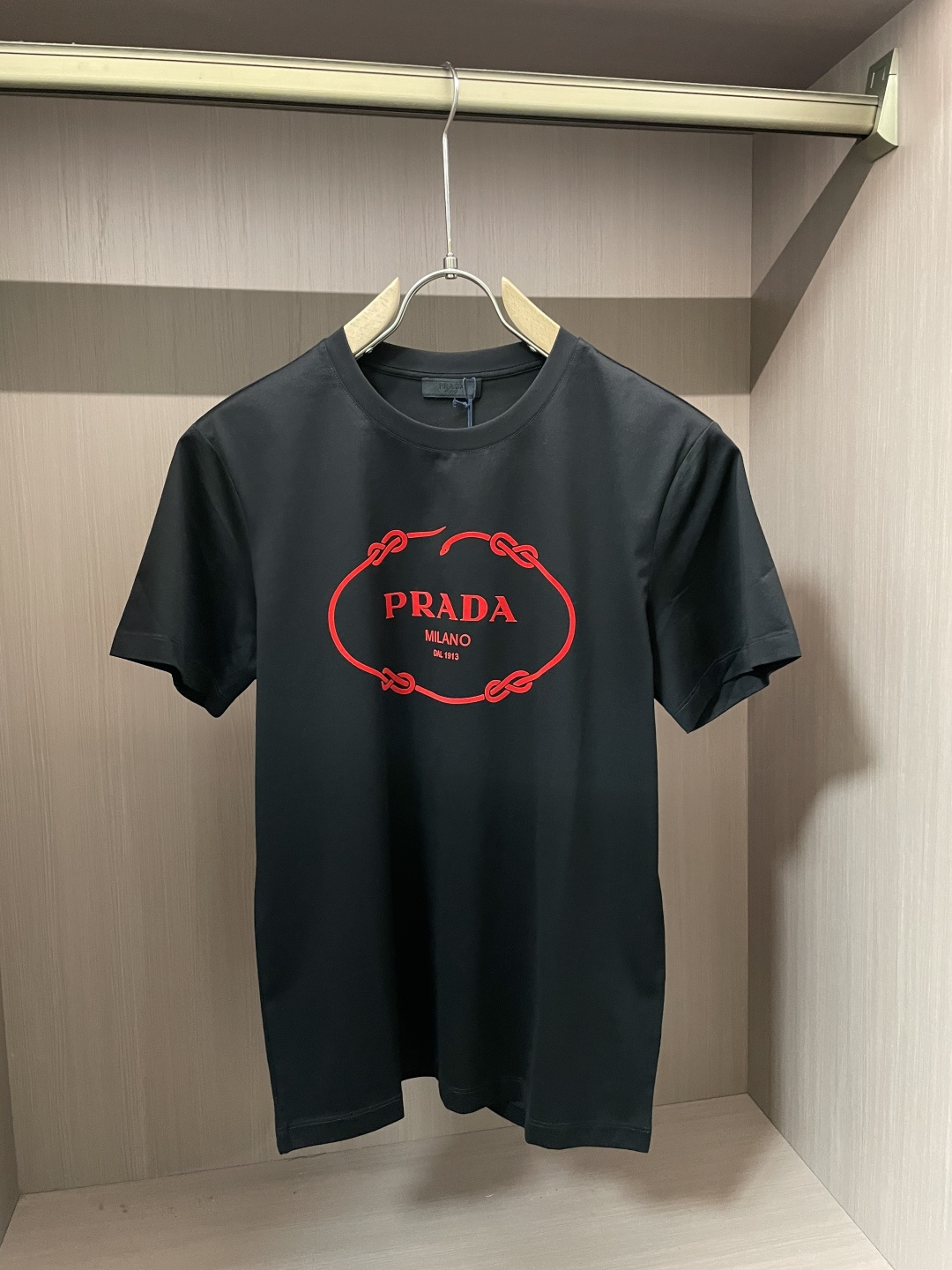 NO:125109,PRADA Snake Year Limited New Three-dimensional Printed Short-Sleeve T-shirts; Customized 80 Double-Stranded Mercerized Long-Long Cotton, the chest design is drawn by big names in different fields of culture and art. The golden dragon has passed and the silver snake has presented its auspiciousness!  New Year and new atmosphere. As one of the top brands of luxury brands, it can definitely bring visual impact!  Size S-XXXL, prada, T-shirt,tees, t-shirt,alexander wang19860909PRADA 蛇年限定春节新品立体印花短袖T恤；定制80支双股丝光长绒棉,胸前设计由文化,艺术不同领域的大咖绘制而成,金龙已过,银蛇献瑞！新年新气象,作为奢侈品品牌顶端的品牌之一,绝对能够带来视觉冲击力！ 尺码S-XXXL,,prada,T-shirt,tees，t-shirt,alexander wang,Men's clothing