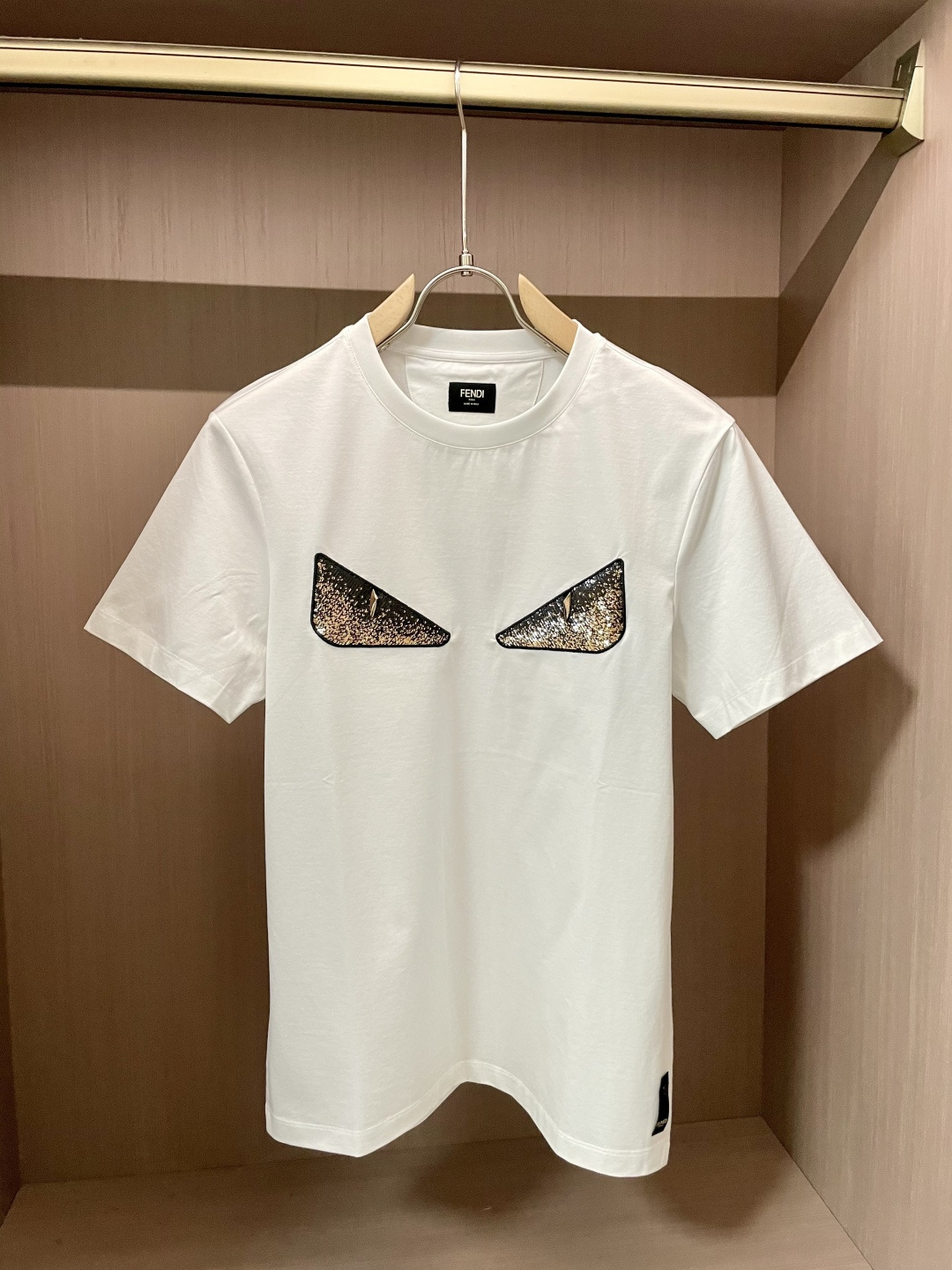 NO:125134,Fendi's new spring and summer bead embroidered small monster short-sleeved T-shirt; custom made 80 double-strand mercerated long velvet cotton fabric, the embroidery gradient effect of small monster bead embroidery, handmade rivet decoration, Fendi's lettering button woven label on the lower left side, complete three marks!  Good quality goods!  Size S-XXXL, fendi, T-shirt,tees, t-shirt,alexander wang19860909Fendi春夏新品珠片刺绣小魔怪短袖T恤；定制80支双股丝光长绒棉面料,胸前小魔怪珠片刺绣渐变效果,手工铆钉装饰,左下侧Fendi字样纽扣织唛,三标齐全！精品好货！ 尺码S-XXXL,,fendi,T-shirt,tees，t-shirt,alexander wang,Men's clothing