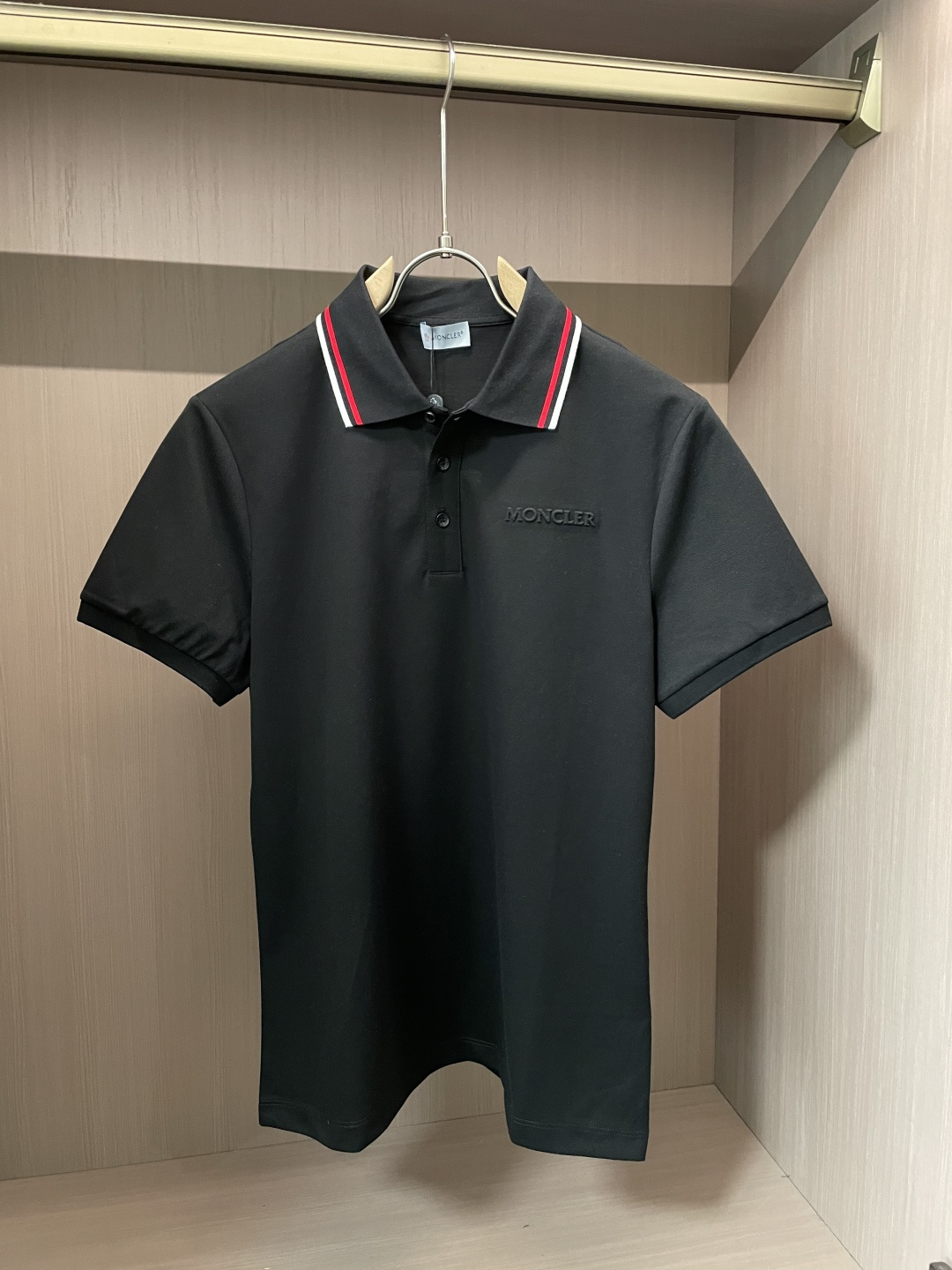 NO:116911,Moncler 2025 spring and summer new product concave embossing process 100 mercerized bead floor fabric!  Custom fabric, the words Moncler on the chest are embossed with concave and convex technology, and the three-dimensional sense is very strong. The collar is made of red and white striped ribbed!  A summer item that must be purchased for high-end luxury quality!  Size m-xxxl, christian louboutin,alexander wang19860909Moncler2025春夏新品凹凸压花工艺100支丝光珠地面料！定制面料,胸前Moncler字样采用凹凸工艺压花制成,立体感官非常的强,领口采用红白间条定织罗纹！高端奢华的品质必须入手一件的夏季单品！ 尺码m-xxxl,,christian louboutin,alexander wang,Men's clothing