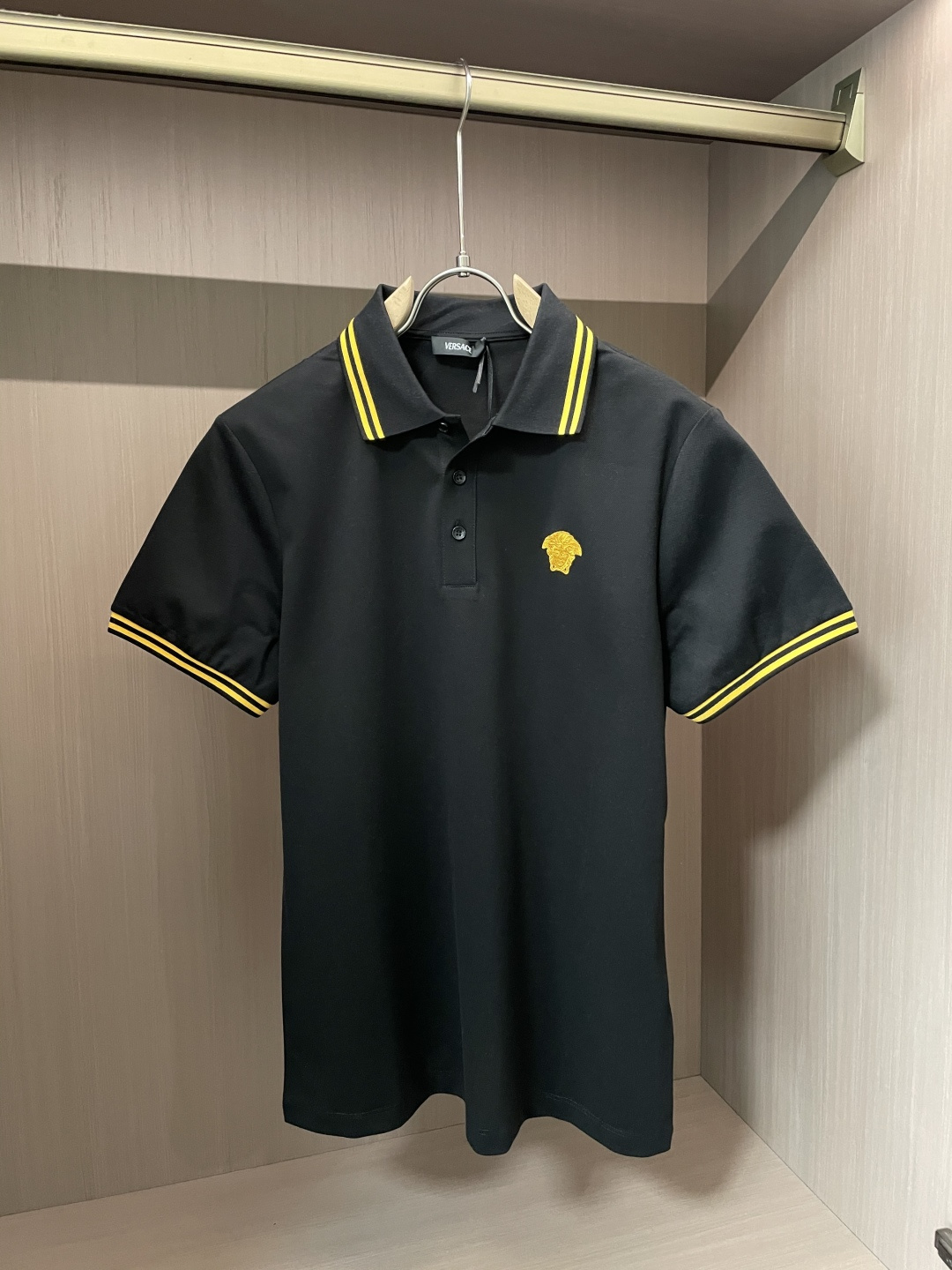 NO:116913,Versace 2025 spring and summer new product gold embroidered medusa mercerated bead floor fabric short-sleeved POLO shirt; custom made 100 mercerated bead floor fabric, mainly comfortable and breathable!  The collar cuff splicing design is ribbed gold decoration, the golden medusa design on the chest, and the buttons are also customized in the original version!  A luxurious item worth buying!  A product that coexists with luxury and fashion!  Size m-xxxl, versace, T-shirt, alexander wang19860909Versace 2025春夏新品金色刺绣medusa丝光珠地面料短袖POLO衫；定制100支丝光珠地面料,主打舒适透气！领口袖口拼接设计罗纹金色装饰,胸前金色medusa设计,纽扣也是原版定制！非常值得入手的一件奢华单品！奢华与时尚并存的一款产品！ 尺码m-xxxl,,versace,T-shirt,alexander wang,Men's clothing