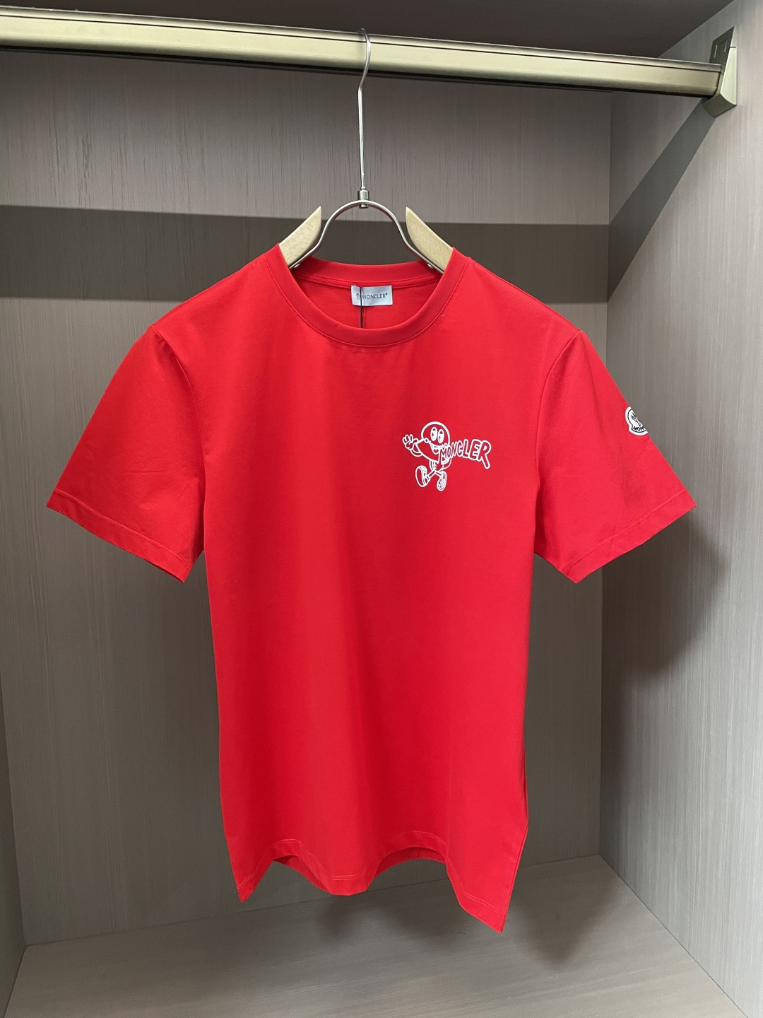 NO:116898,Moncler 2025 spring and summer new Happy Little Meng printed short-sleeved T-shirt; custom made 80 double-strand mercerized long velvet cotton fabric, Happy Little Meng wearing letters on the left side of the chest with a banner printing process!  A short-sleeved item with very creative design concept, the strongest brand image design in 2025!  It can be used as a single product to create a slim short T-T-T-T-T-T-T-T-T-T-T-T-T-T-T-T-T-T-T-T-T-T-T-T-T-T-T-T-T-T-T-T-T-T-T-T-T-T-T-T-T-T-T-T-T-T-T-T-T-T-T-T-T-T-T-T-T-T-T-T-T-T-T-T-T-T-T-T-T-T-T-T-T-T-T-T-T-T-T-T-T-T-T-T-T-T-T-T-T-T-T-T-T-T-T-T-T-T-T-T-T-T-T-T-T-T-T-T-T-T-T-T-T-T-T-T-T-T-T-T  Size S-XXXL, christian louboutin, T-shirt,tees, t-shirt,alexander wang19860909Moncler 2025春夏新品快乐小蒙印花短袖T恤；定制80支双股丝光长绒棉面料,胸前左侧快乐小蒙带字母旗帜印花工艺！一款非常有创意设计理念的短袖单品,2025最强品牌形象设计！可以作为一款单品爆款来打造的修身短T,符合各种年龄段包括不同的场合穿搭！ 尺码S-XXXL,,christian louboutin,T-shirt,tees，t-shirt,alexander wang,Men's clothing