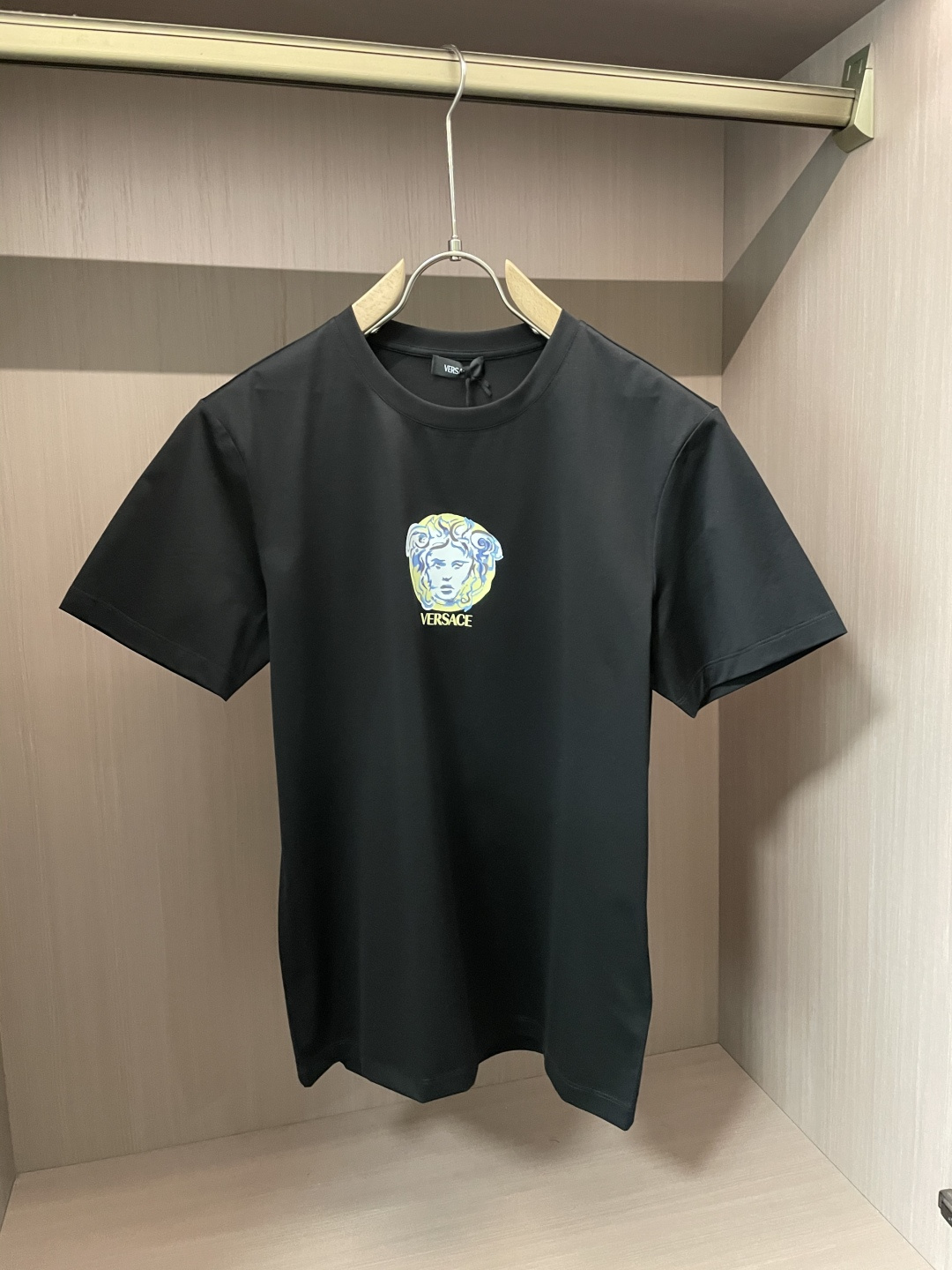 NO:116900,Versace 2025 spring and summer new hand-painted short-sleeved T-shirt; custom made 80 double-strand mercerated long-length cotton fabric!  The hand-painted medusa pattern on the chest is decorated with exquisite and delicate small pattern design, highlighting the charm of the brand!  Reduce some tedious actions to achieve a simple classic hit!  Size S-XXXL, versace, T-shirt,tees, t-shirt,alexander wang19860909Versace 2025春夏新品手绘效果短袖T恤；定制80支双股丝光长绒棉面料！胸前饰手绘效果medusa图案,精致细腻的小图案设计,彰显品牌魅力！减免一些繁琐的动作以达到简约化经典爆款！ 尺码S-XXXL,,versace,T-shirt,tees，t-shirt,alexander wang,Men's clothing