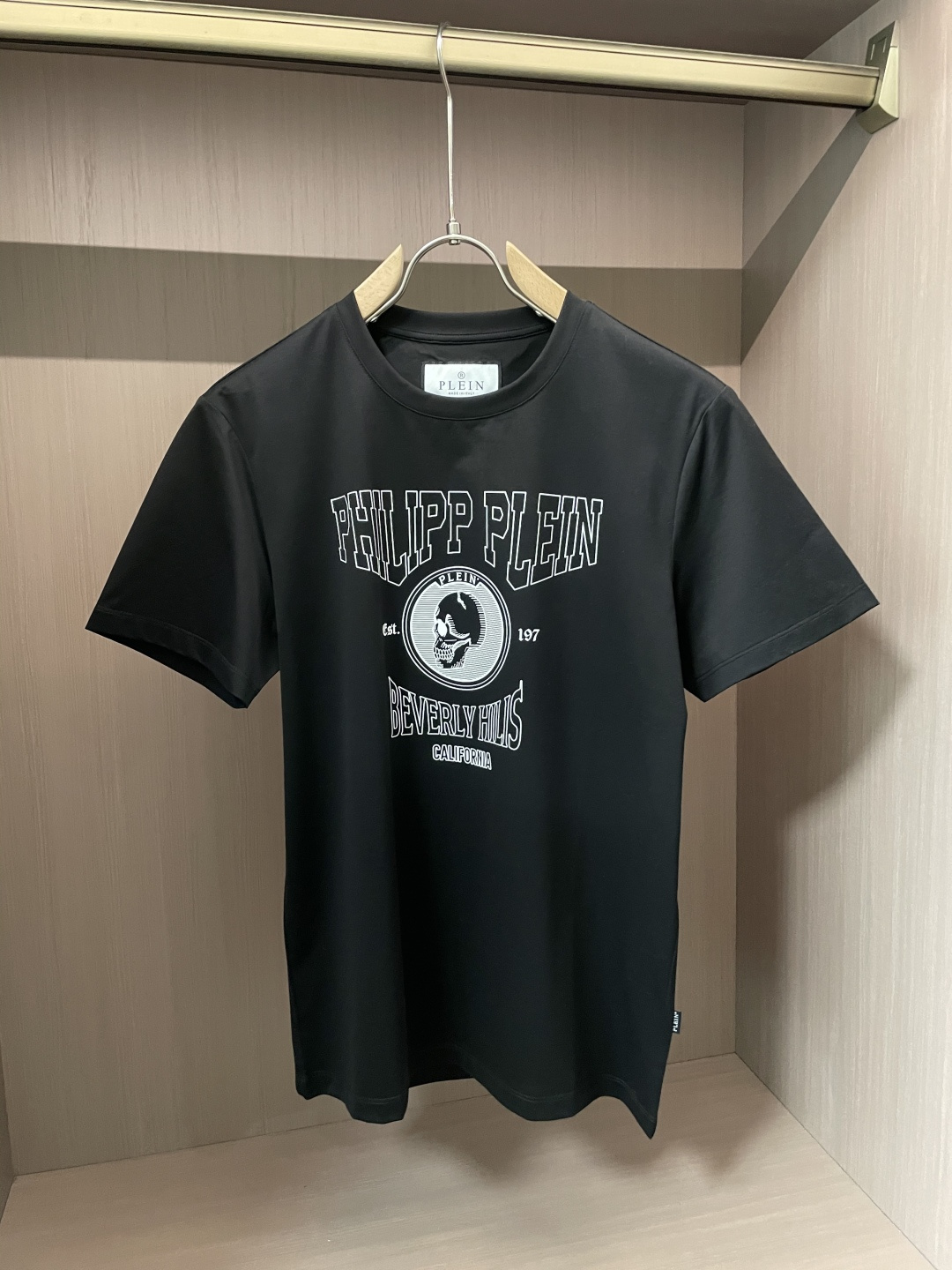 NO:116906,PP European limited new printed short-sleeved T-shirt in spring and summer 2025; customized synchronous fabric, printed craft made of brand letters and patterns on the chest, a brand that has always been focused on complex and luxurious, turns a simple T-shirt into a craft with three complete labels, and the tag is stamped with genuine leather, with ceramic and metal combination in the middle of the back, and the main mark on the side, which is a very popular product!  Size S-XXXL, T-shirt,tees,t-shirt,alexander wang19860909PP 欧洲限定2025春夏新品印花短袖T恤；定制同步面料,胸前由品牌字母加上图案拼接而成的印花工艺,一向以复杂高奢为主打的一个品牌,把一件简单的T恤打造成一款工艺品,三标齐全,并且吊牌用的是真皮冲压的,后幅中间是陶瓷加金属组合的,侧边主唛加持,非常哇塞的爆品！ 尺码S-XXXL,,T-shirt,tees，t-shirt,alexander wang,Men's clothing