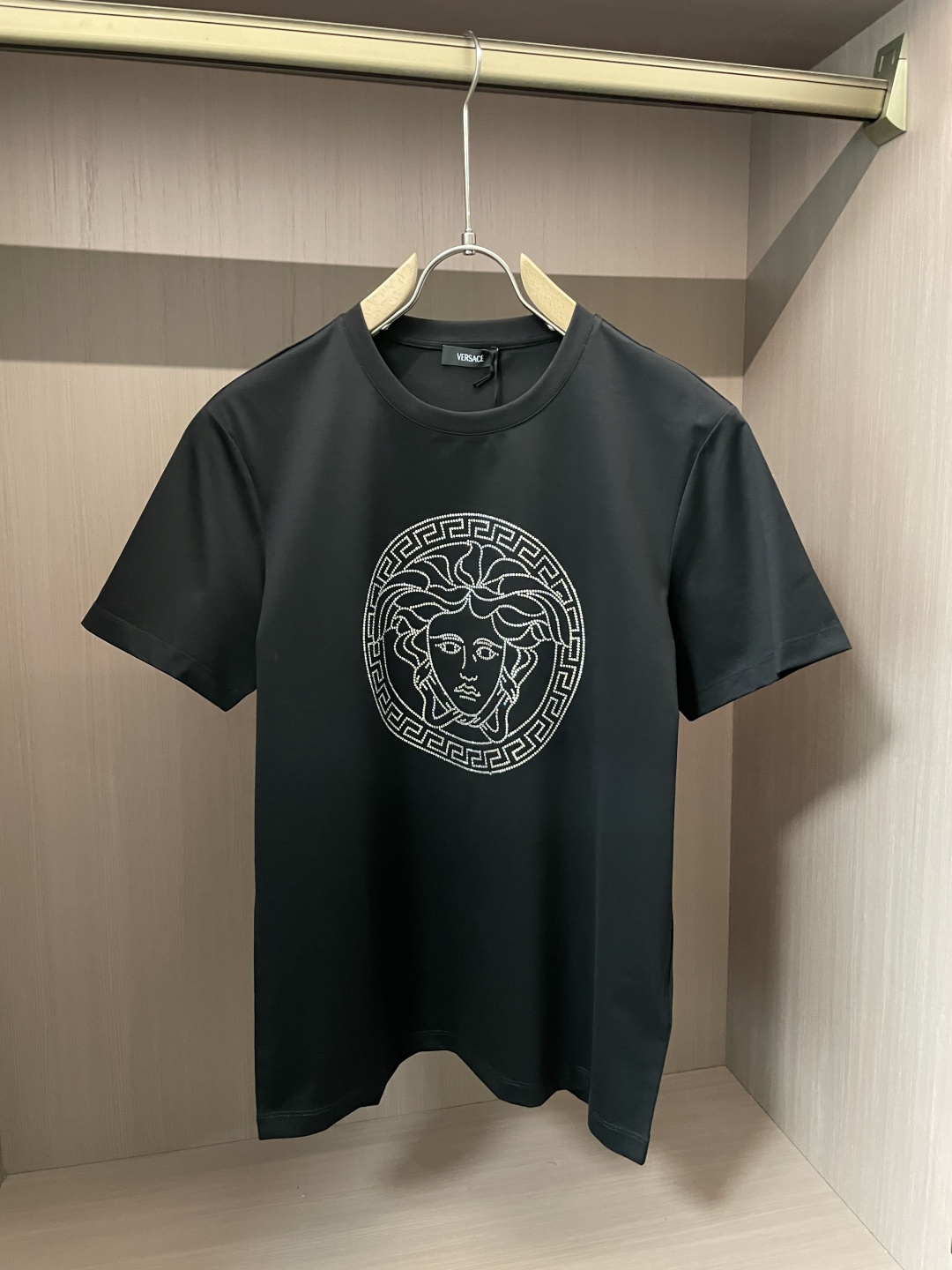 NO:116908,Versace's new spring and summer 2025 new rhinestone inlaid medusa short-sleeved T-shirt; custom made 80 double-strand mercerated long-length cotton fabric, inlaid with medusa Swarovski crystal diamonds on the chest, black and white color matching, simple and fashionable, the same style as men and women, can be easily controlled on any occasion!  Size S-XXXL, versace, swarovski, T-shirt,tees, t-shirt,alexander wang19860909Versace 2025春夏新品水钻镶嵌medusa短袖T恤；定制80支双股丝光长绒棉面料,胸前medusa施华洛世奇水晶钻镶嵌而成,黑白配色,简约时尚,男女同款,无论任何场合都能够轻松驾驭！ 尺码S-XXXL,,versace,swarovski,T-shirt,tees，t-shirt,alexander wang,Men's clothing
