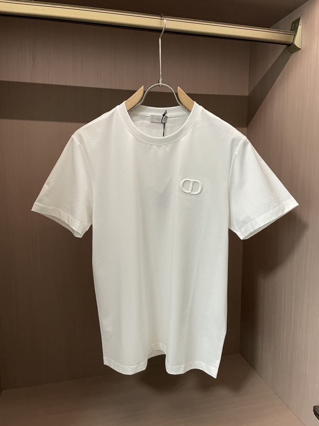 NO:116912,DIOR 2025 spring and summer new three-dimensional embroidered CD short-sleeved T-shirt; custom-made exclusive counter synchronous fabric, three-dimensional embroidery technology on the chest, 3D embroidery embroidery, a very rare short-sleeved T-shirt that has been in full swing, a timeless classic work!  Size S-XXXL,dior,T-shirt,tees,t-shirt,alexander wang19860909DIOR 2025春夏新品立体刺绣CD短袖T恤；定制专属柜台同步面料,胸前由CD组合立体刺绣工艺,3D浮雕式刺绣,万年经典的一款非常不可多的短袖T恤,不过时的经典著作！ 尺码S-XXXL,,dior,T-shirt,tees，t-shirt,alexander wang,Men's clothing