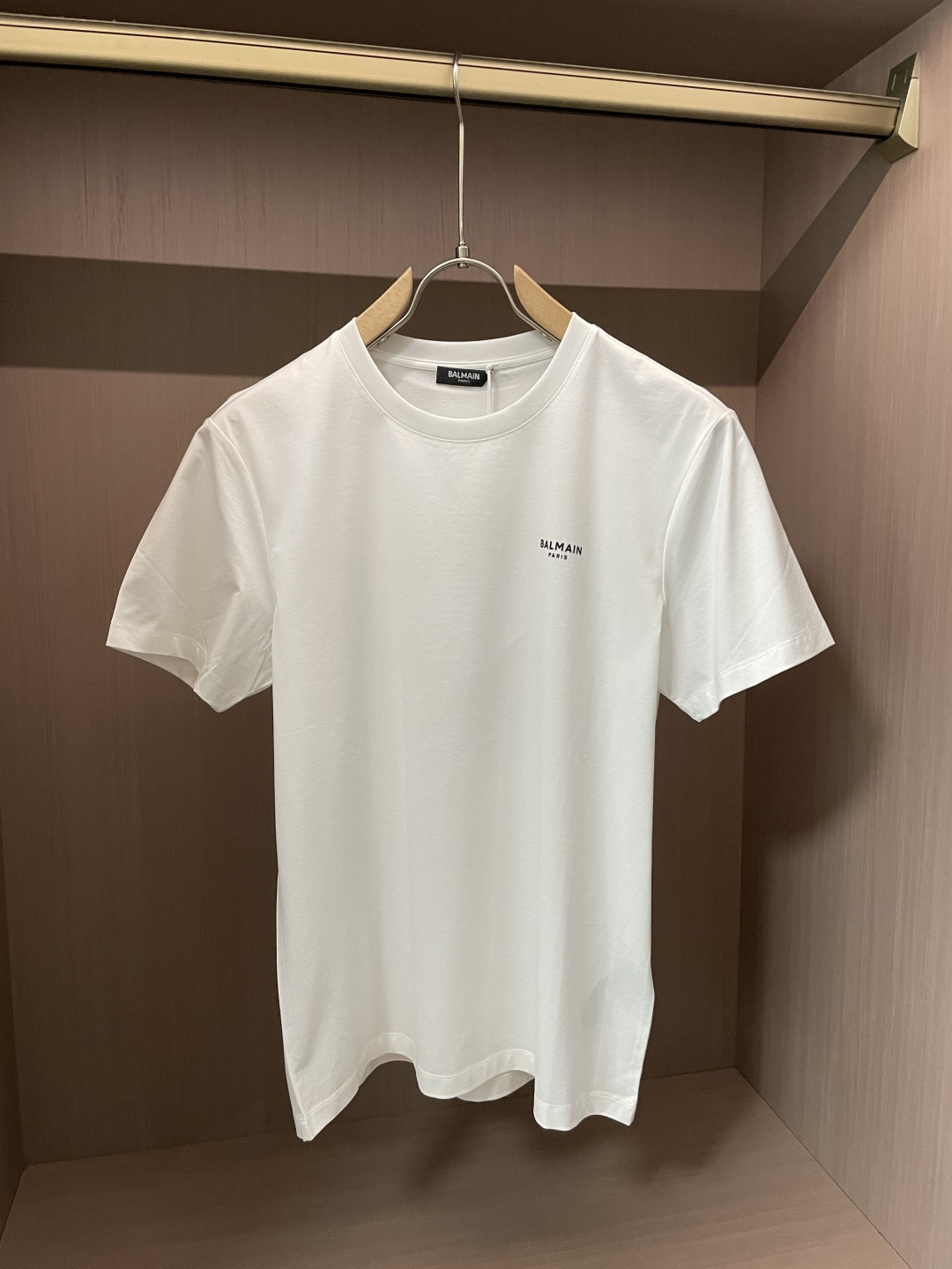 NO:116914,Balmain 2025 spring and summer classic letter slogan printed short-sleeved T-shirt; classic and versatile letter slogan design, comfortable fabric design, without excessive modification effect, use the simplest and most crude letters as the brand's representative work. Each brand has some plain styles with its own different letter patterns, which are simple and can perceive the satisfaction brought by luxury!  Size S-XXXL, balmain, T-shirt,tees, t-shirt,alexander wang19860909巴尔曼2025春夏经典字母标语印花短袖T恤；经典百搭的字母标语设计,舒适的面料设计,没有过多的修饰效果,用最简单粗暴的字母作为品牌的代表作,每一个品牌都有一些自己不同的字母图案的素款搭配,简约又能够感知奢华带来的满足感！ 尺码S-XXXL,,balmain,T-shirt,tees，t-shirt,alexander wang,Men's clothing