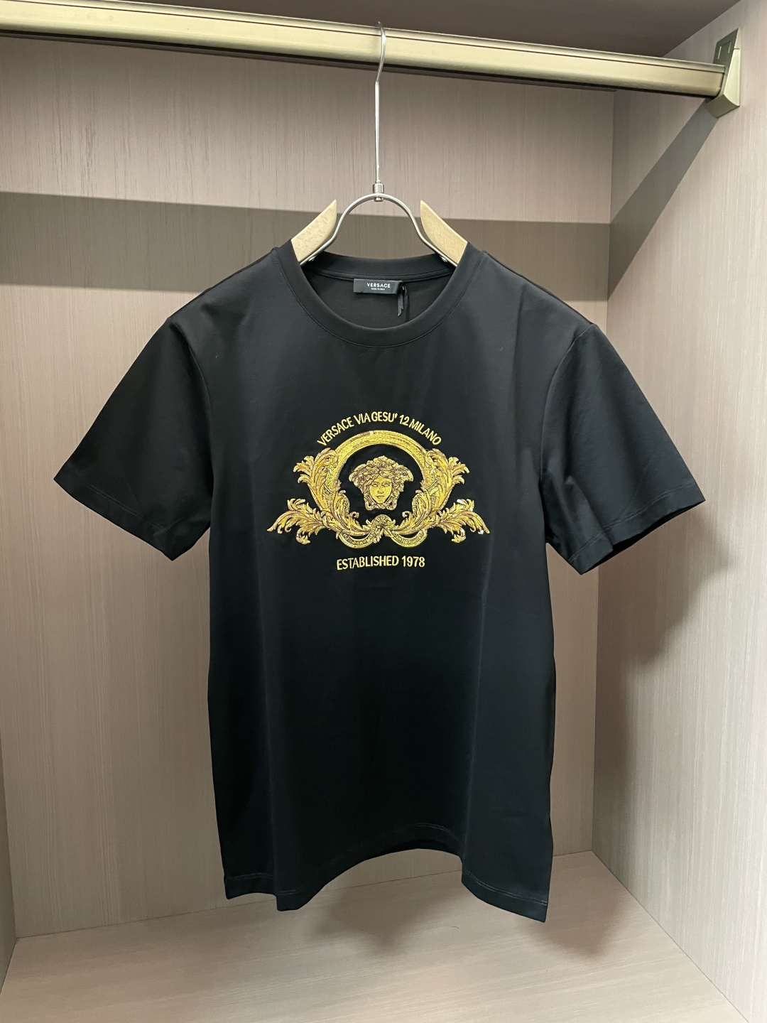 NO:116916,Versace 2025 spring and summer new bead embroidered medusa short-sleeved T-shirt; the original version developed 80 double-strand mercerated long-length cotton fabric, with the design concept of MGM Film and Television opening on the chest, the medusa bead embroidery process in the middle, imported Indian gold silk thread embroidery, a visual feast feeling, a lively breath and sensory enjoyment!  A very wow summer short-sleeved T-shirt!  Size S-XXXL, versace, T-shirt,tees, t-shirt,alexander wang19860909Versace 2025春夏新品珠片刺绣medusa短袖T恤；原版开发80支双股丝光长绒棉面料,胸前有美高梅影视开场的设计理念中间medusa珠片刺绣工艺,进口印度金丝线刺绣,一场视觉盛宴的感觉,灵动的气息感官享受！非常哇塞的一款夏季短袖T恤！ 尺码S-XXXL,,versace,T-shirt,tees，t-shirt,alexander wang,Men's clothing