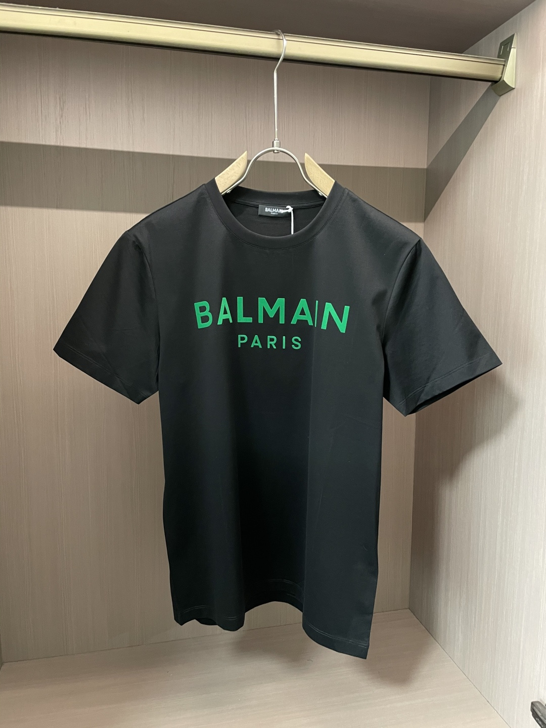 NO:116924,Balmain's new spring and summer 2025 green letter flocking slogan printed short-sleeved T-shirt; synchronized counter fabric, soft and silky!  BALMAIN alphabet slogan flocking printing technology on the chest!  A complete set of three standards, simple and clear summer color scheme!  Size S-XXXL, balmain, balmain, T-shirt,tees, t-shirt,alexander wang19860909巴尔曼2025春夏新品绿色字母植绒标语印花短袖T恤；同步柜台面料,柔顺丝滑！胸前饰BALMAIN字母标语植绒印花工艺！三标齐全,简约明了的一款夏季耀眼的配色！ 尺码S-XXXL,,balmain,balmain,T-shirt,tees，t-shirt,alexander wang,Men's clothing