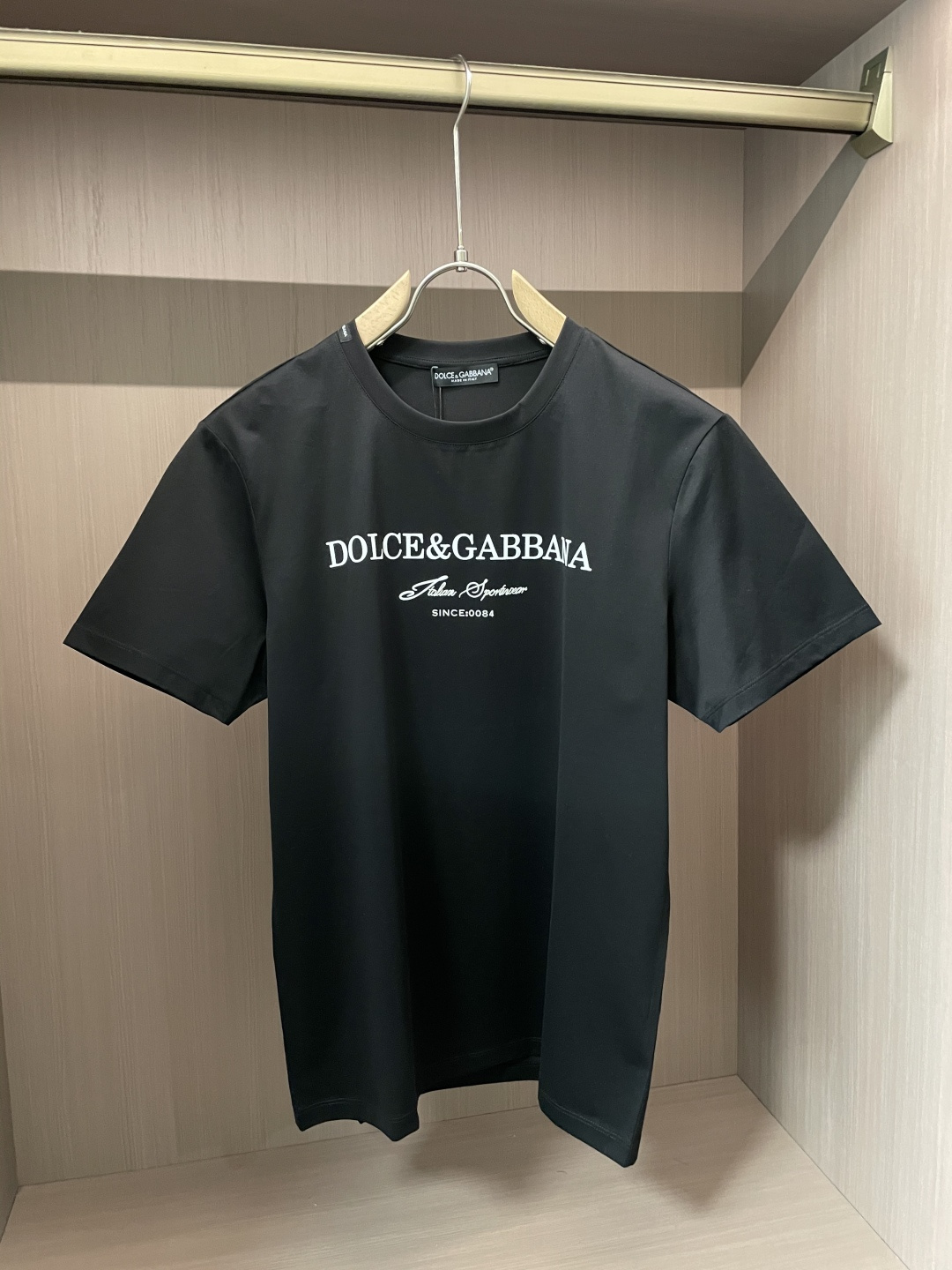 NO:116927,Gabana's new spring and summer flocking letter logo printed short-sleeved T-shirt, synchronized counter fabric, simple flocking letter slogan printing technology on the chest, woven label subtitles on the left side of the neckline, complete three marks! If you need a simple design, you can get it! Size S-XXXL, T-shirt,tees,t-shirt,alexander wang19860909嘎巴吶2025春夏新品植绒字母标识印花短袖T恤,同步柜台面料,胸前简约植绒字母标语印花工艺,领口左侧有织唛副标,三标齐全！需要简约设计的可以入手！ 尺码S-XXXL,,T-shirt,tees，t-shirt,alexander wang,Men's clothing