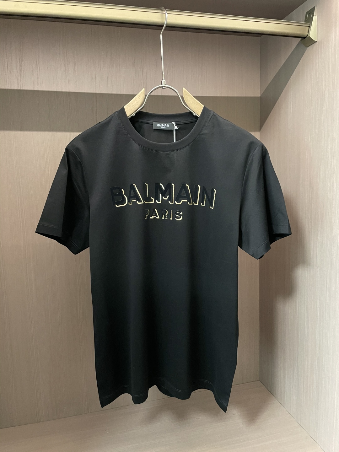 NO:116930,Balmain's new spring and summer 2025 letter hot stamping flocking craft short-sleeved T-shirt custom counter synchronous fabric. The letter printing on the chest is made of a combination of hot stamping and flocking, and the 3D effect is presented. The classic slogan pattern is complete with three specifications!  A brand that has always focused on exaggerated and super luxurious styles, is a design brand that has been customized by many world superstars!  Complete three standards!  Book now!  Size S-XXXL, balmain, T-shirt,tees, t-shirt,alexander wang19860909巴尔曼2025春夏新品字母烫金植绒工艺短袖T恤定制柜台同步面料,胸前字母印花是由烫金加植绒组合而成立体3D效果呈现,经典的标语图案,三标齐全！一向主打夸张超级奢华风格立足的品牌,是众多世界巨星高奢定制的设计品牌！三标齐全！预定从速！ 尺码S-XXXL,,balmain,T-shirt,tees，t-shirt,alexander wang,Men's clothing