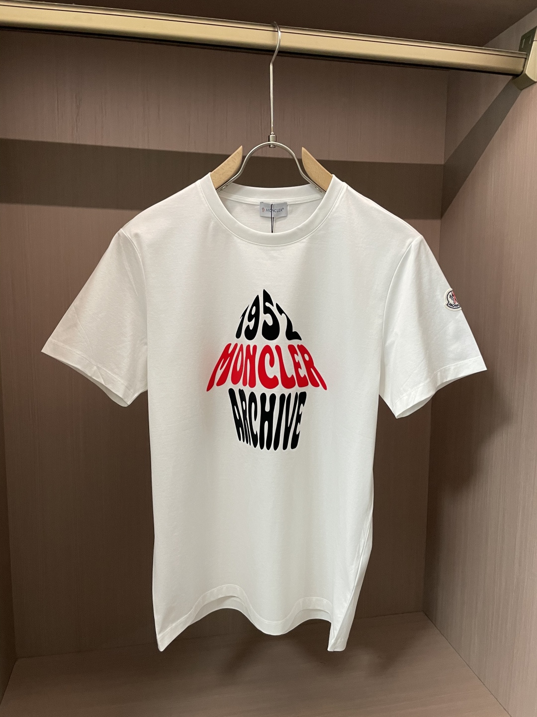 NO:116933,Moncler 2025 spring and summer new product abstract contrast printing short-sleeved T-shirt; 80 double-strand mercerized long velvet cotton fabric, wool duck mark on the cuffs, and the letters on the chest thatched house shape present contrasting color splicing printing technology, which is very abstract artistic style design!  Complete three standards!  Top workmanship!  bring it on!  New hits for 2025!  Size S-XXXL, christian louboutin, T-shirt,tees, t-shirt,alexander wang19860909Moncler 2025春夏新品抽象撞色印花短袖T恤；80支双股丝光长绒棉面料制作,袖口羊毛鸭仔唛,胸前草房形状字母呈现撞色拼接印花工艺,非常具有抽象艺术风格的设计！三标齐全！顶级做工！来吧！2025年的新爆款！ 尺码S-XXXL,,christian louboutin,T-shirt,tees，t-shirt,alexander wang,Men's clothing