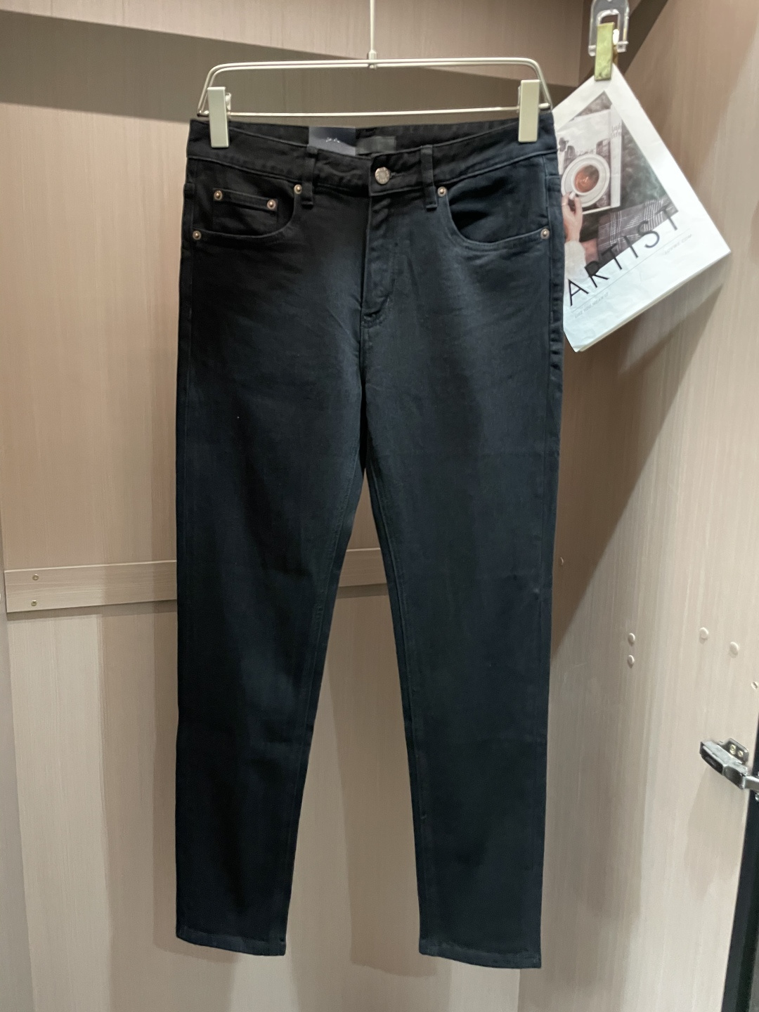 NO:118427,Prada counter has the latest same style of jeans. The fabric style is excellent. It is easy to wear and not pick on the figure. There are no restrictions on matching. It can set off other items in a simple way to show your style and posture~ You can match any style of items, match them with various T-shirts/shirts and knitted jackets. You don’t have to worry about matching when going out on a daily basis. Size 29-38,,prada,jeans,jackets & coats,shirts,tees,t-shirt,alexander wang19860909Prada 专柜最新同款牛仔裤 面料版型做工绝绝子 好穿不挑身材在搭配上没有太多的限制 随意简洁的衬托其他单品,来展现自己的风格姿态～ 可以百搭任何风格的单品,搭配各种T恤／衬衫,针织外套都可,日常外出不必再为搭配而烦恼了 尺码 29-38,,prada,jeans,jackets & coats,shirts,tees，t-shirt,alexander wang,Men's clothing