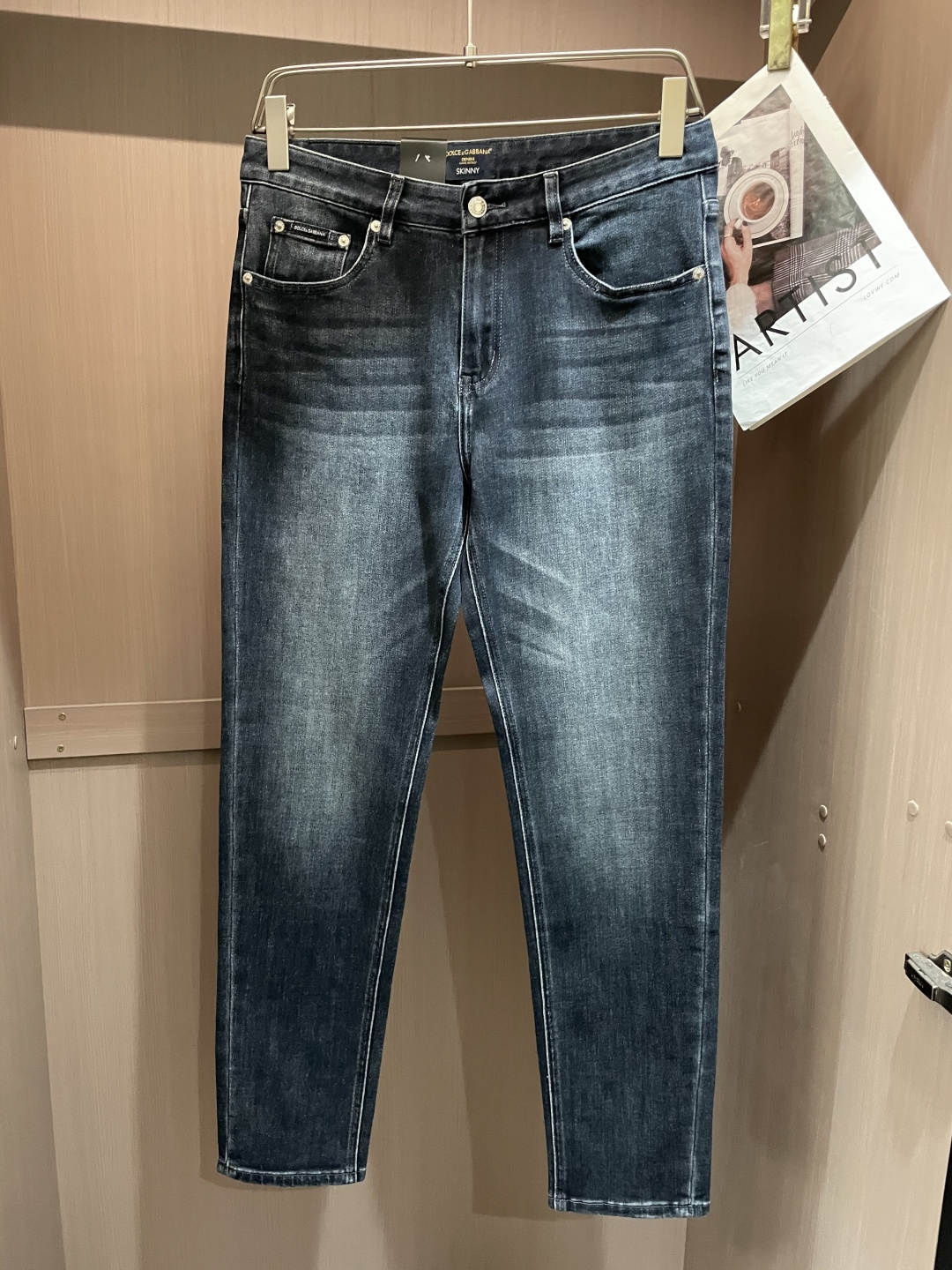 NO:118430,DG counter has the latest same style of jeans. The fabric style is excellent. It is easy to wear and not pick on the figure. There are no restrictions on matching. It can set off other items in a simple way to show your style and posture~ You can match any style of items, match them with various T-shirts/shirts, knitted jackets. You don’t have to worry about matching when going out on a daily basis. Size 29-38,,Dolce&Gabbana,jeans,jackets & coats,shirts,tees,t-shirt,alexander wang19860909DG 专柜最新同款牛仔裤 面料版型做工绝绝子 好穿不挑身材在搭配上没有太多的限制 随意简洁的衬托其他单品,来展现自己的风格姿态～ 可以百搭任何风格的单品,搭配各种T恤／衬衫,针织外套都可,日常外出不必再为搭配而烦恼了 尺码 29-38,,Dolce&Gabbana,jeans,jackets & coats,shirts,tees，t-shirt,alexander wang,Men's clothing