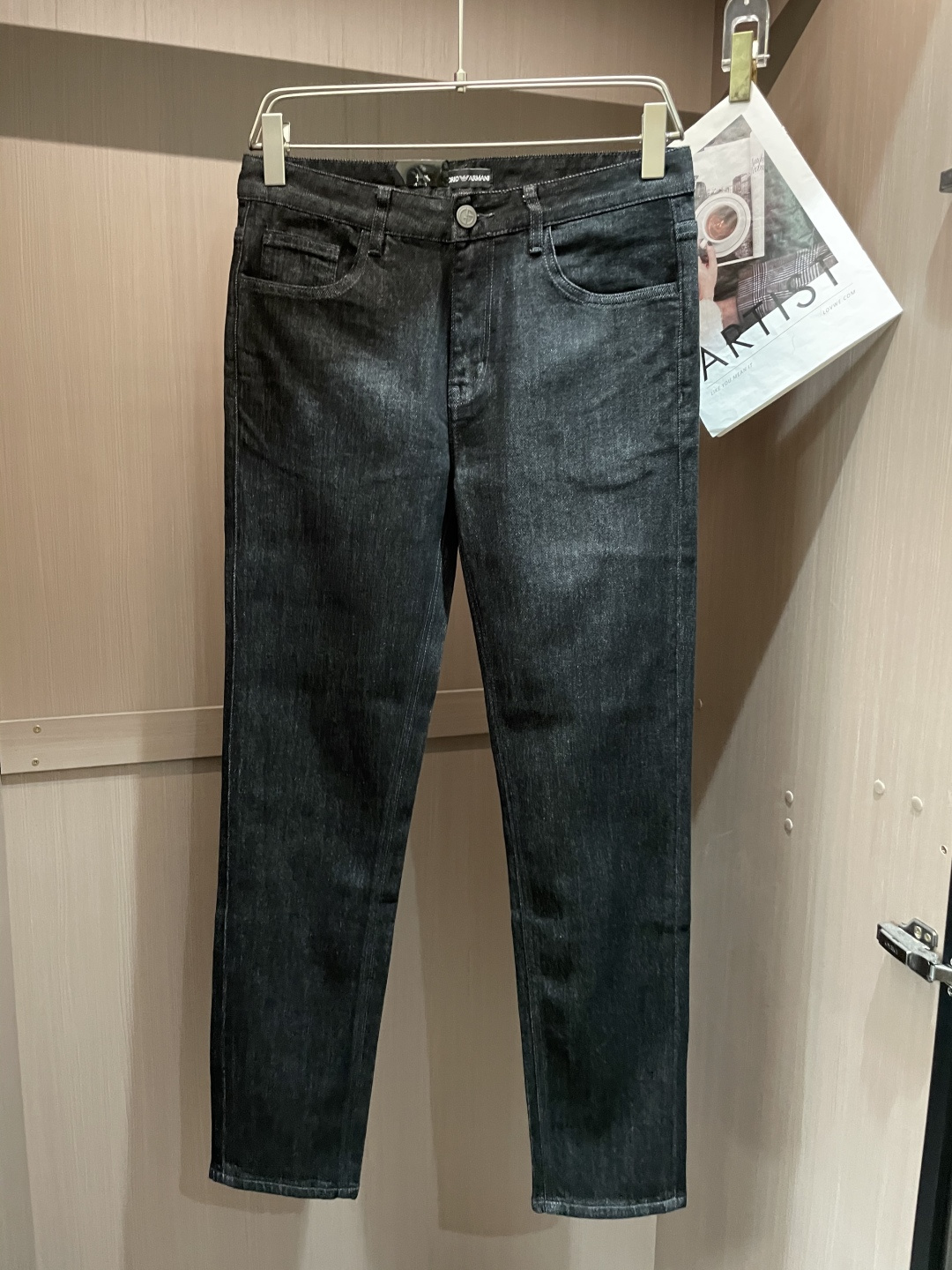 NO:118436,Armani The latest style of jeans in the counter, the fabric style is absolutely craftsmanship, it is easy to wear but not picky about the figure, there is no limit on matching, and it is casual and simple to set off other items to show your style and posture~ You can match any style of items, match with various T-shirts/shirts, knitted jackets, and you don’t have to worry about matching when going out on a daily basis. Size 29-38,,armani,jeans,jackets & coats,shirts,tees,t-shirt,alexander wang19860909阿玛尼 专柜最新同款牛仔裤 面料版型做工绝绝子 好穿不挑身材在搭配上没有太多的限制 随意简洁的衬托其他单品,来展现自己的风格姿态～ 可以百搭任何风格的单品,搭配各种T恤／衬衫,针织外套都可,日常外出不必再为搭配而烦恼了 尺码 29-38,,armani,jeans,jackets & coats,shirts,tees，t-shirt,alexander wang,Men's clothing