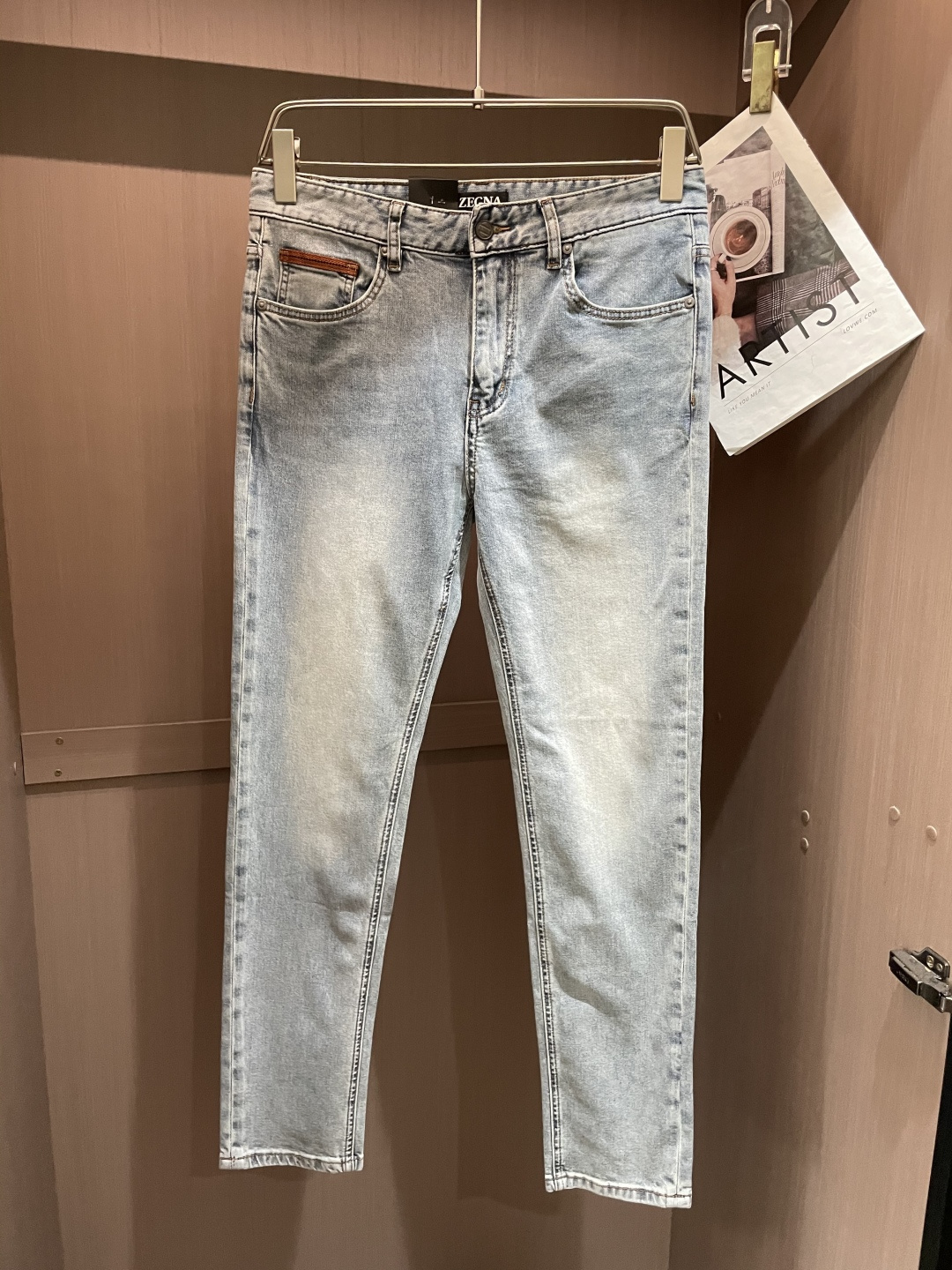 NO:118442,Jenia The latest style of the same jeans in the counter are excellent in fabric style. It is easy to wear but not picky about the figure. There are no restrictions on matching. It can set off other items in a simple way to show your style and posture~ You can match any style of items, match them with various T-shirts/shirts and knitted jackets. You don’t have to worry about matching when going out on a daily basis. Size 29-38,,zegna,jeans,jackets & coats,shirts,tees,t-shirt,alexander wang19860909杰尼亚 专柜最新同款牛仔裤 面料版型做工绝绝子 好穿不挑身材在搭配上没有太多的限制 随意简洁的衬托其他单品,来展现自己的风格姿态～ 可以百搭任何风格的单品,搭配各种T恤／衬衫,针织外套都可,日常外出不必再为搭配而烦恼了 尺码 29-38,,zegna,jeans,jackets & coats,shirts,tees，t-shirt,alexander wang,Men's clothing