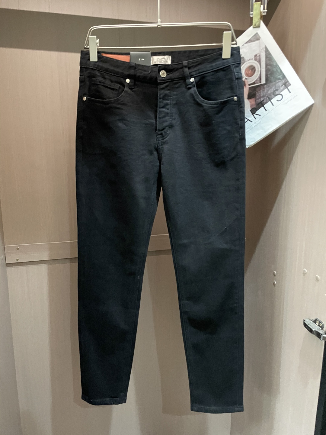 NO:118417,H The latest style of jeans in the counter. The fabric style is absolutely craftsmanship. It is easy to wear but not picky about the figure. There are no restrictions on matching. It can set off other items in a simple way to show your style and posture~ You can match any style of items, match them with various T-shirts/shirts, knitted jackets. You don’t have to worry about matching when going out every day. Size 29-38,,jeans,jackets & coats,shirts,tees,t-shirt,alexander wang19860909H 专柜最新同款牛仔裤 面料版型做工绝绝子 好穿不挑身材在搭配上没有太多的限制 随意简洁的衬托其他单品,来展现自己的风格姿态～ 可以百搭任何风格的单品,搭配各种T恤／衬衫,针织外套都可,日常外出不必再为搭配而烦恼了 尺码 29-38,,jeans,jackets & coats,shirts,tees，t-shirt,alexander wang,Men's clothing